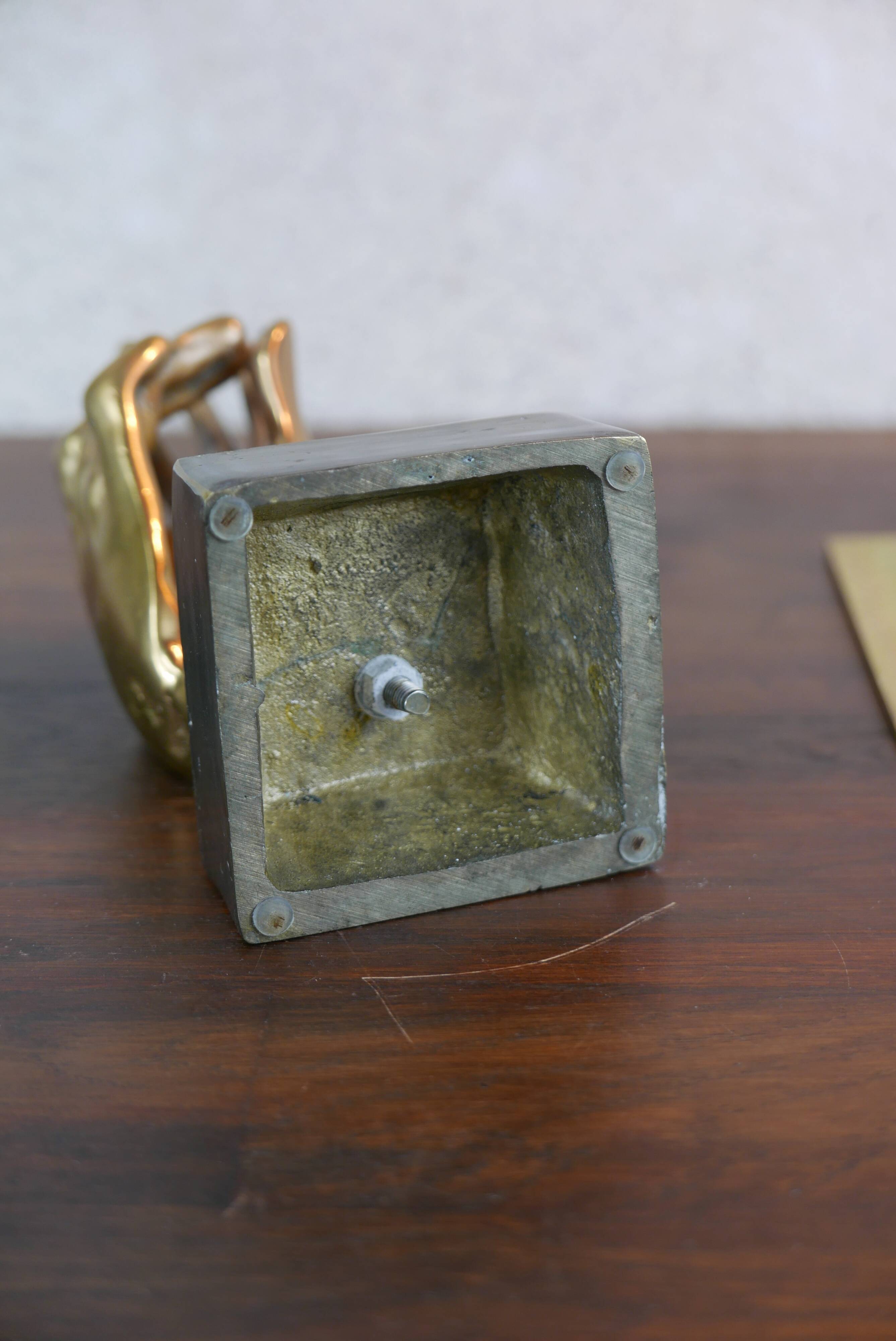 sculpture de mains entrelacées en bronze doré, signée Lohé.
