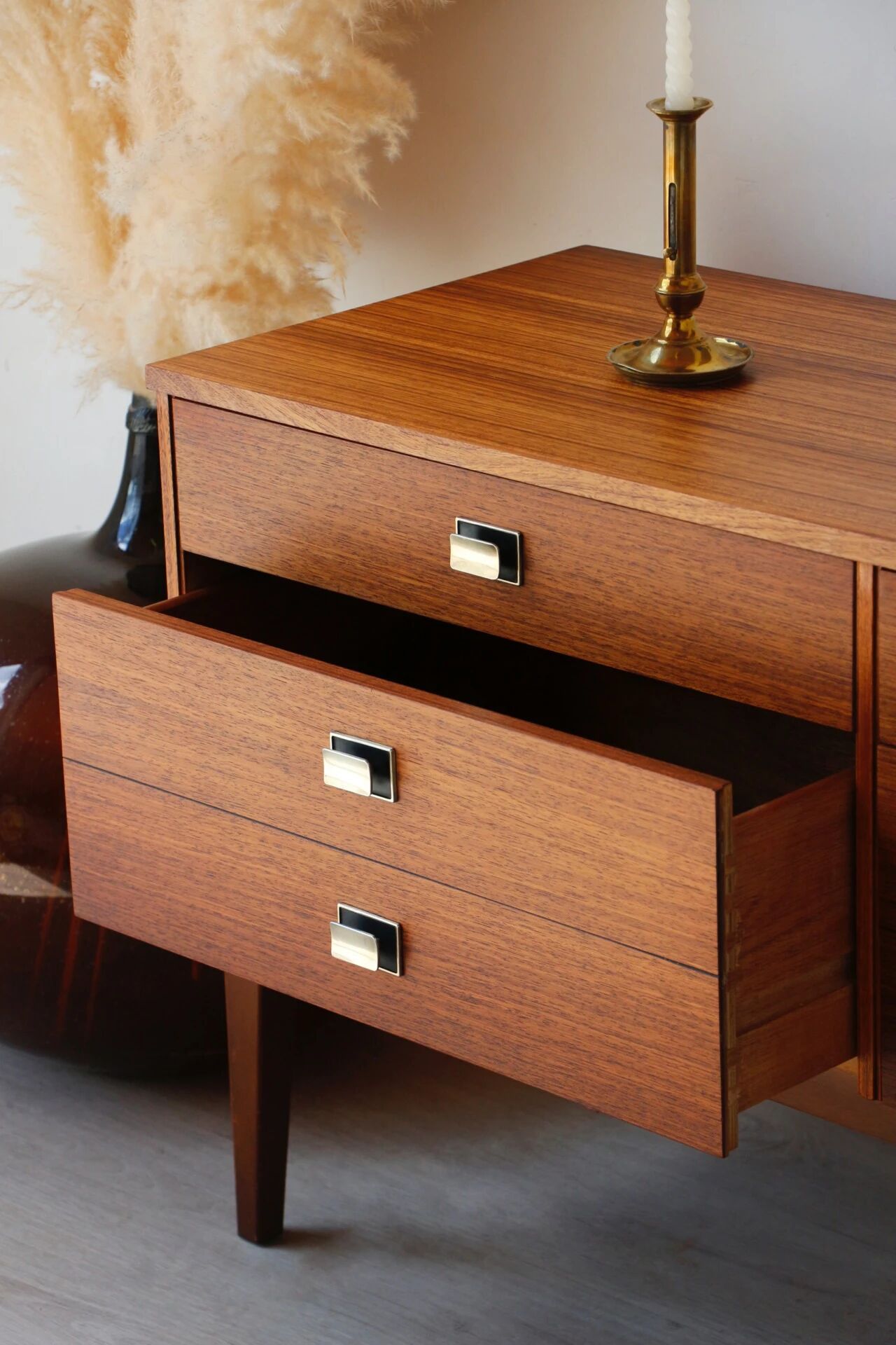 Vintage teak and zebrano chest of drawers: elegance of the 60s.