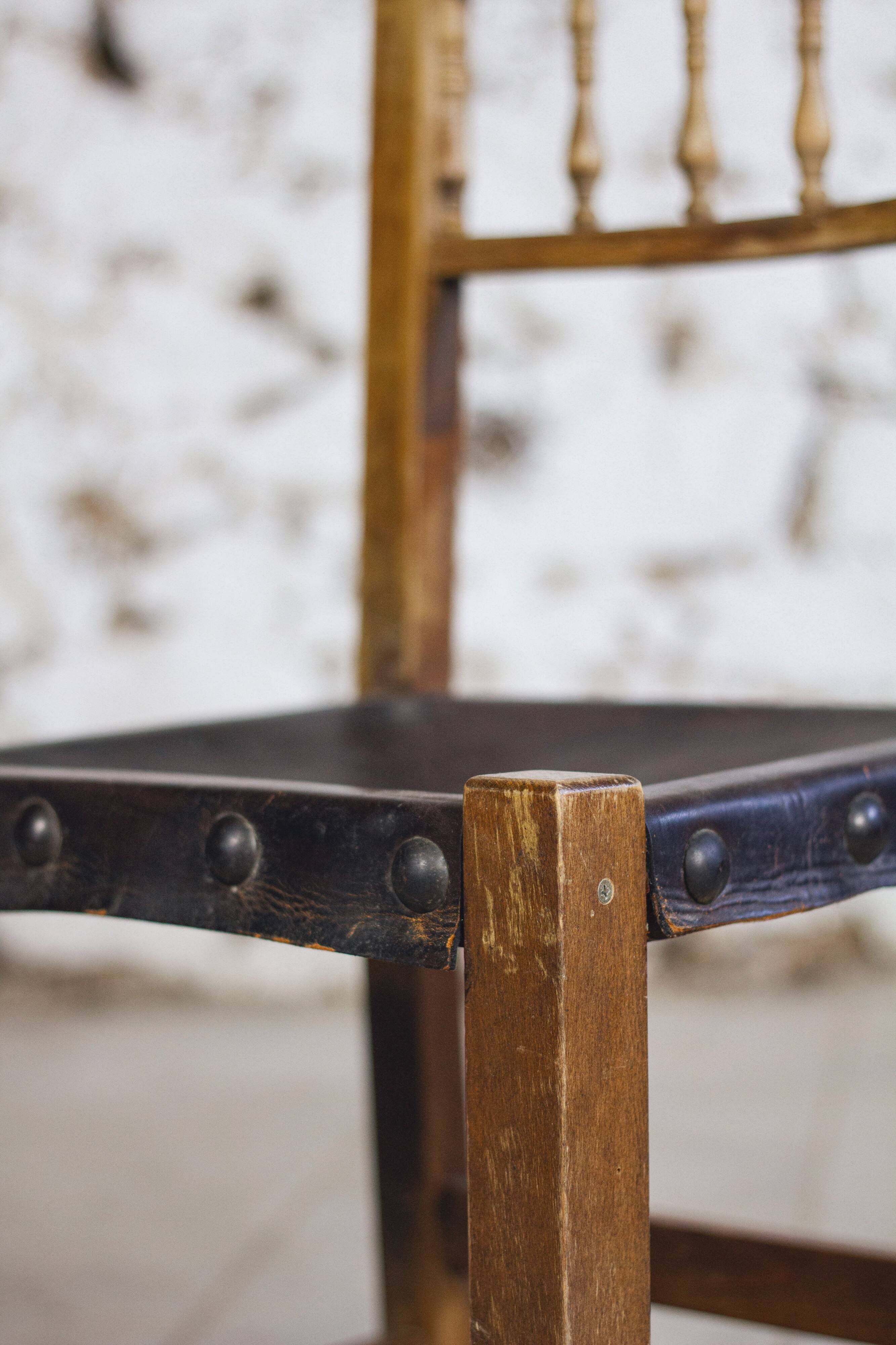 Chaise brutaliste bois et cuir espagnol, 1950