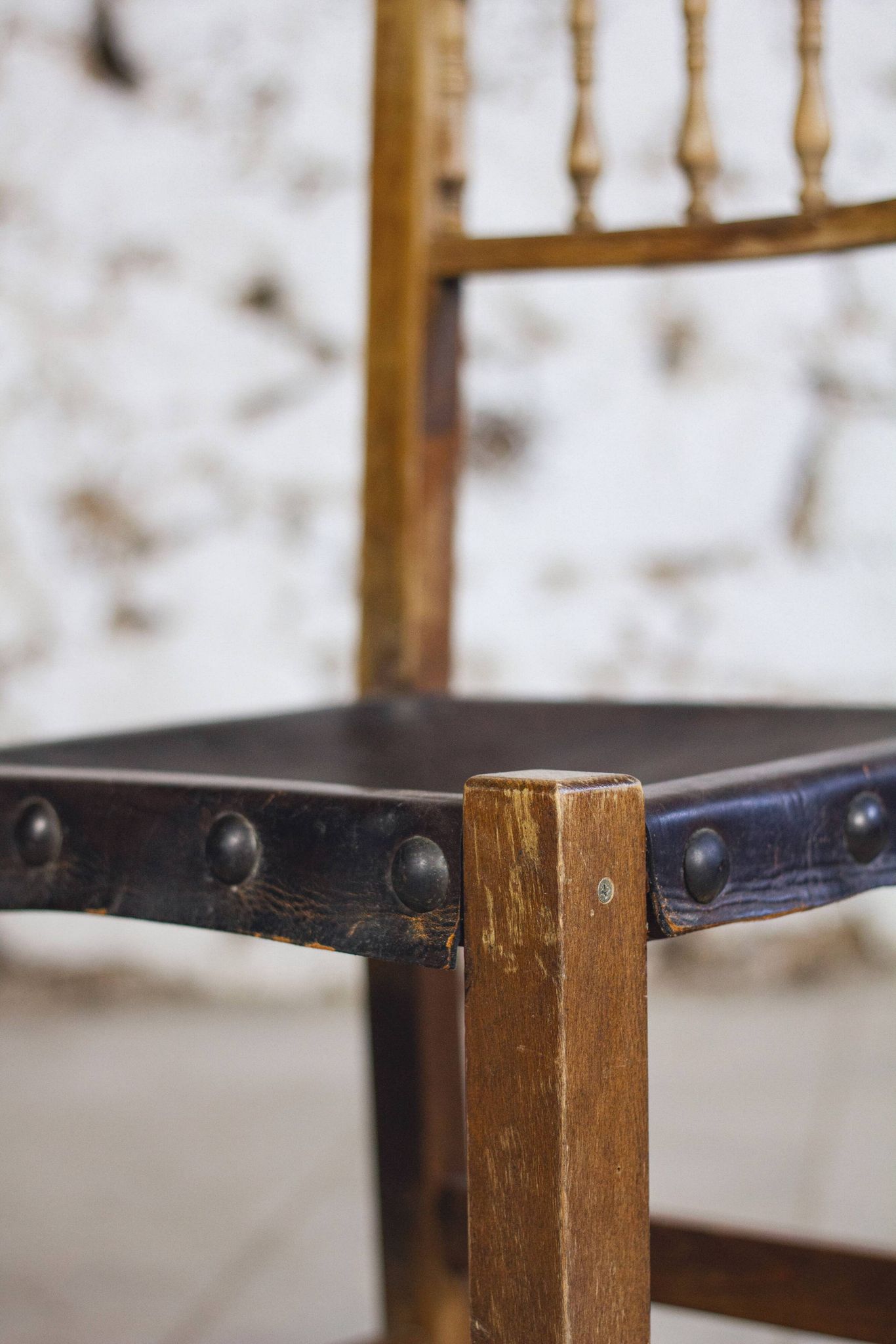 Chaise brutaliste bois et cuir espagnol, 1950