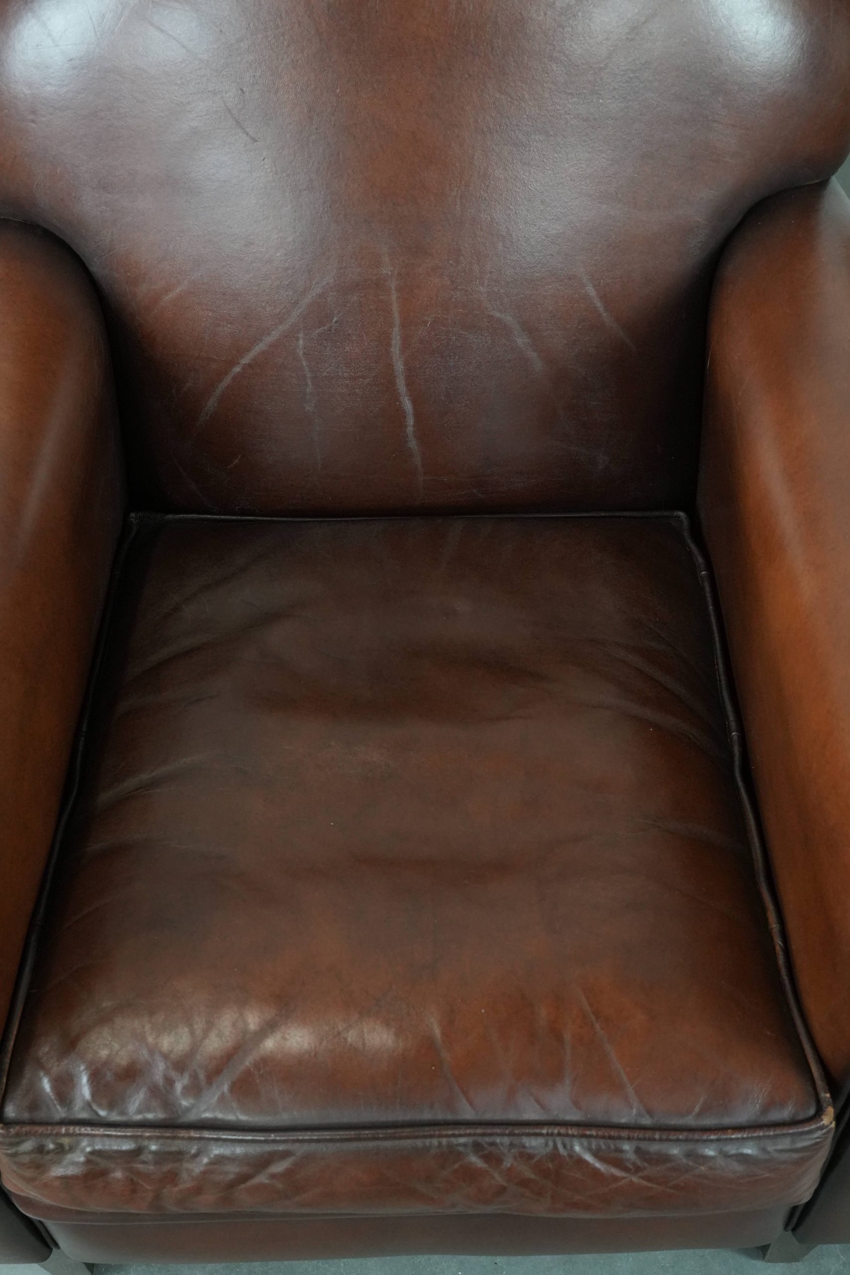 Ensemble de 2 fauteuils en peau de mouton au design art déco avec des couleurs chaudes.