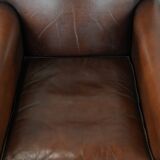 Ensemble de 2 fauteuils en peau de mouton au design art déco avec des couleurs chaudes.