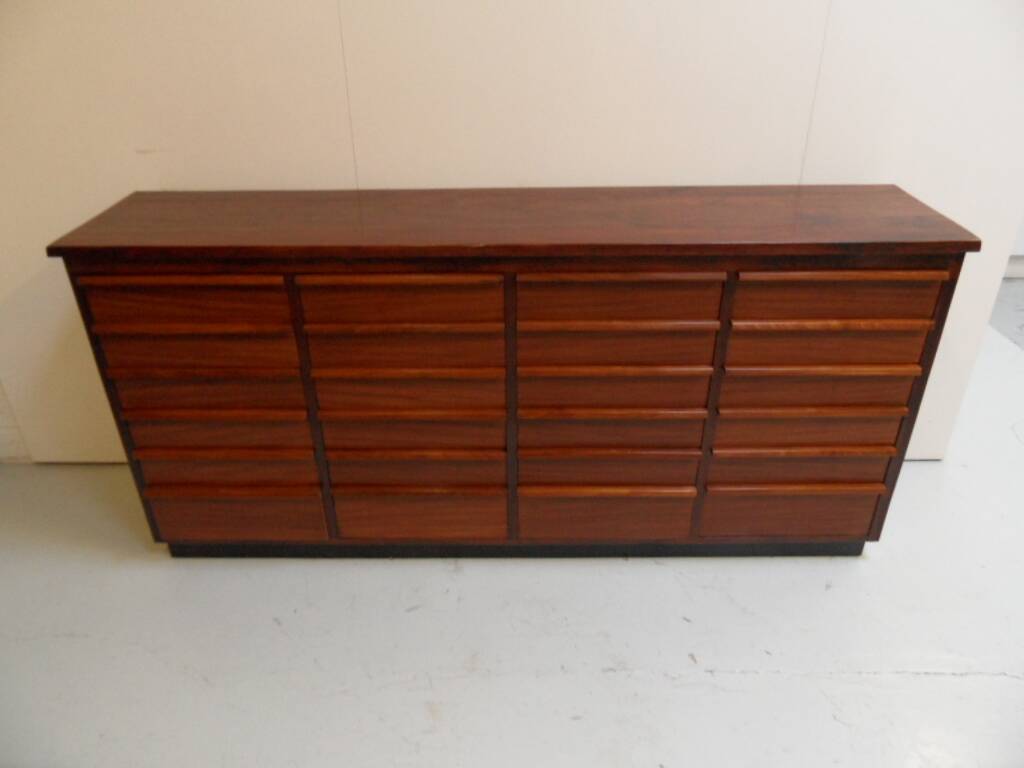Vitrine vintage en acajou avec tiroirs