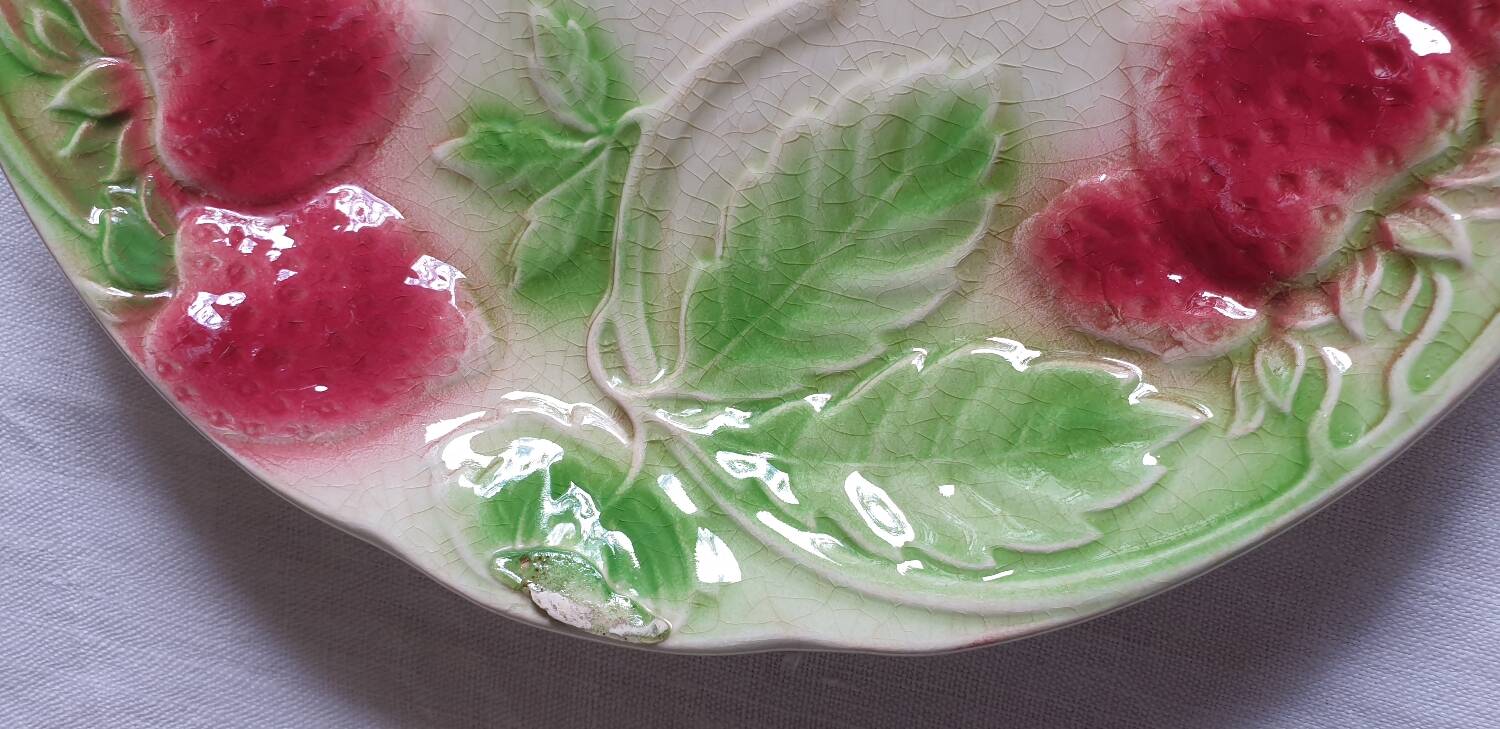 Six assiettes en barbotine décor fraises