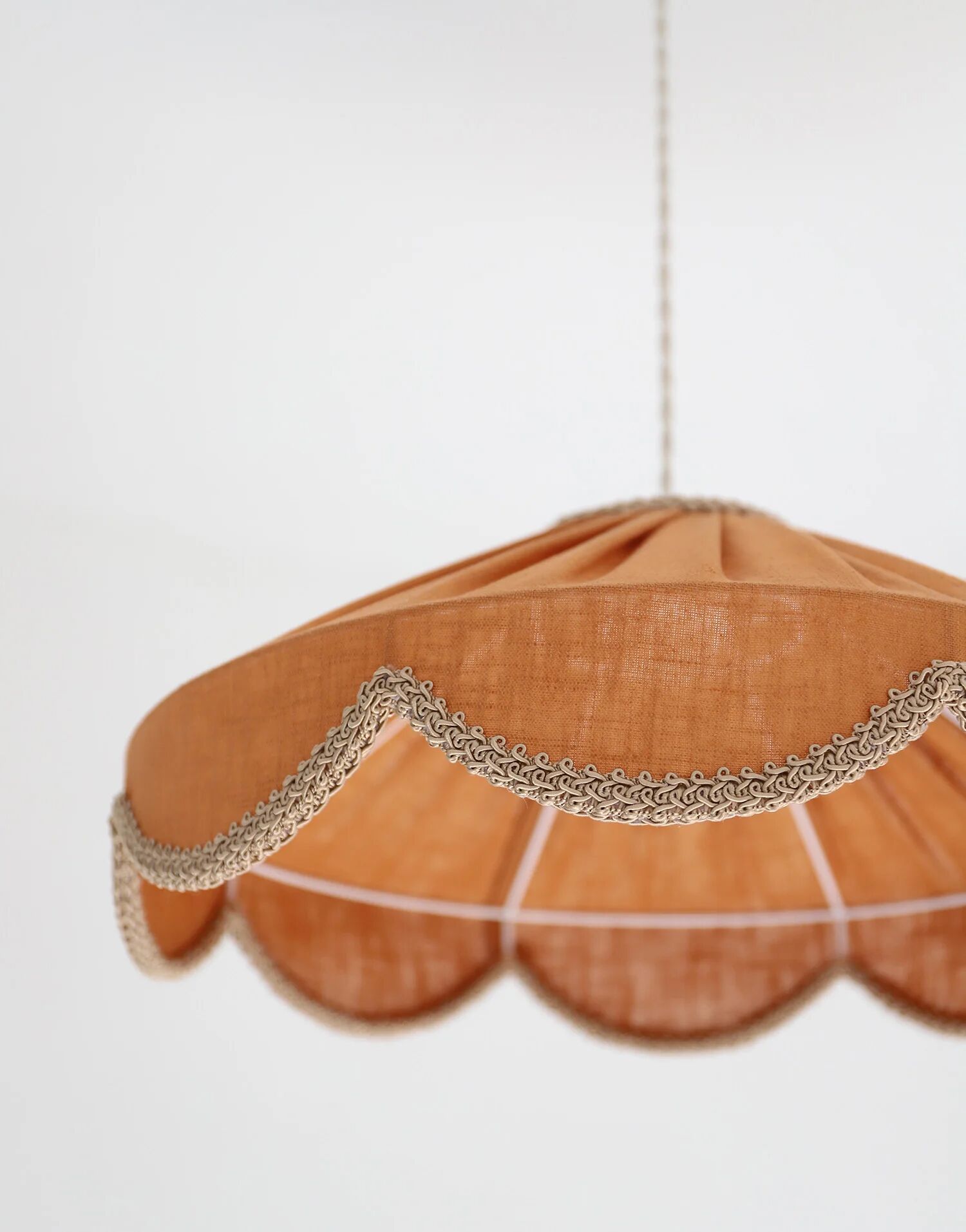 Suspension in a solid floral shape Cosette "caramel"