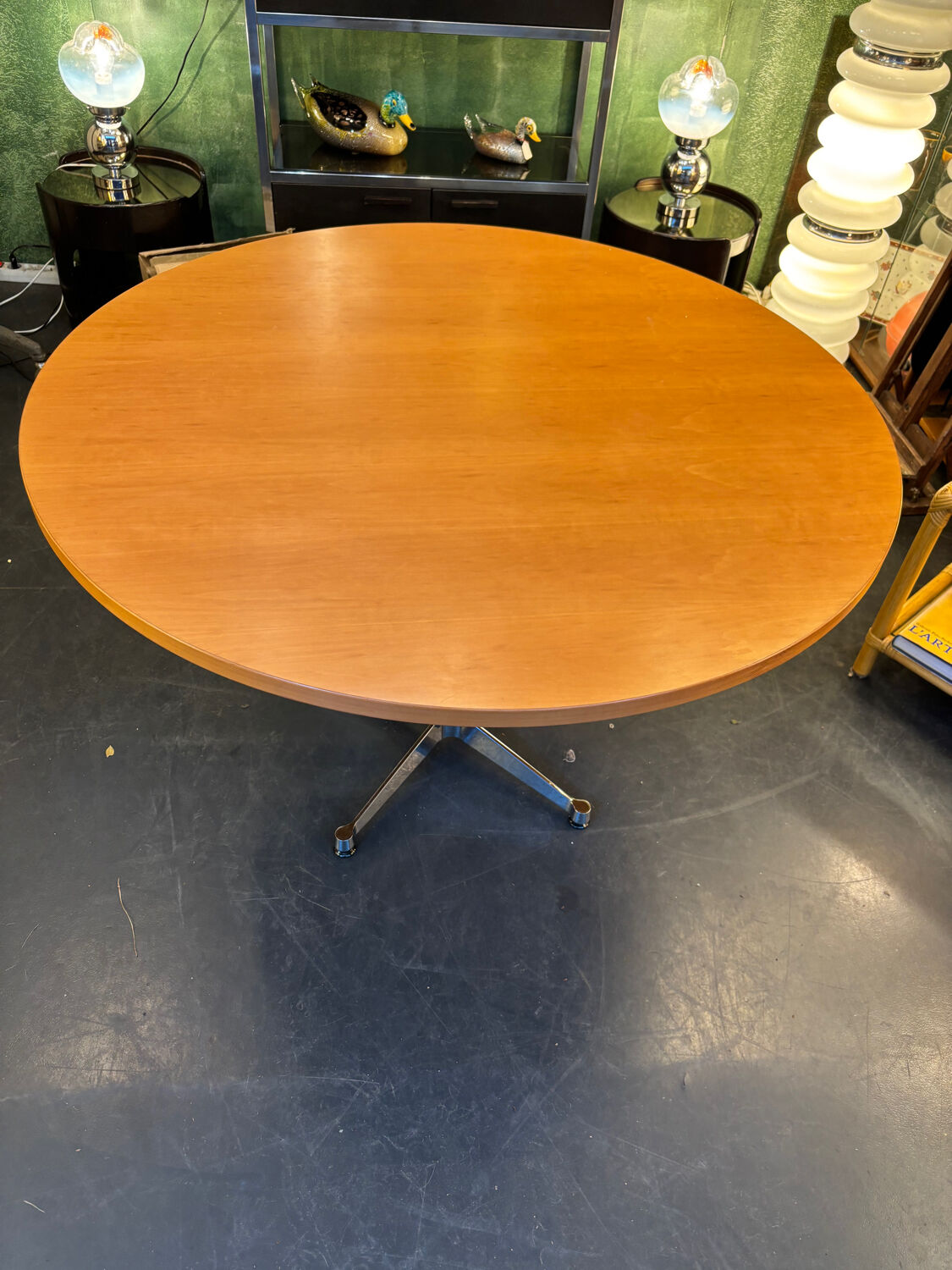 Grande table ronde Eames par Charles & Ray Eames – édition Vitra