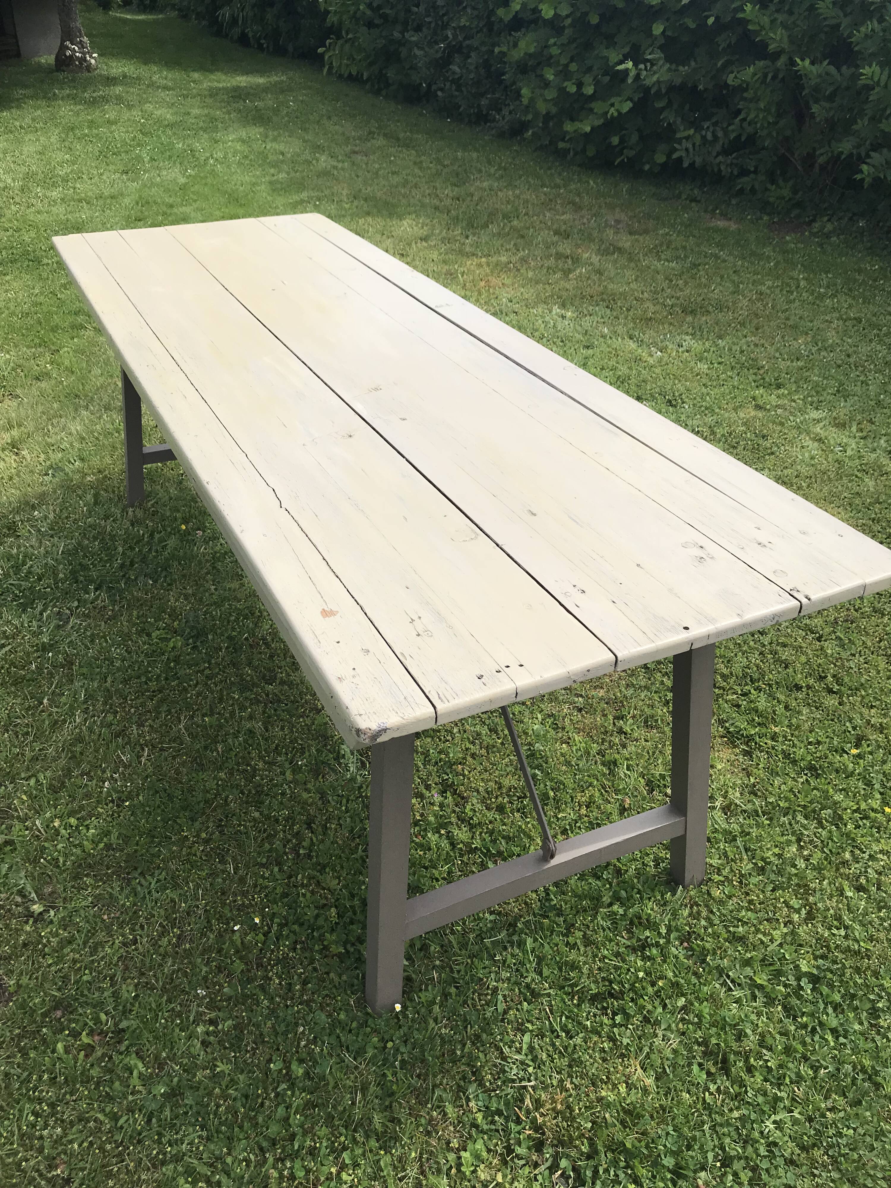 Folding table in wood and iron