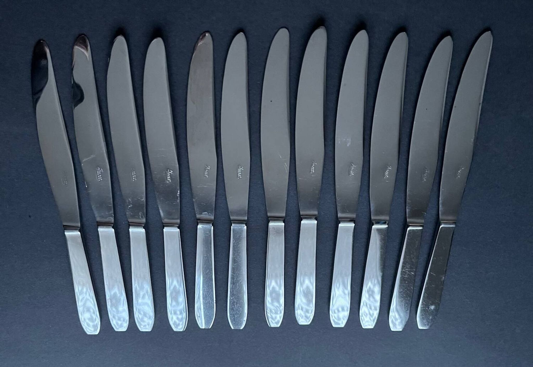 12 couteaux en métal inoxydable