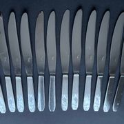 12 couteaux en métal inoxydable