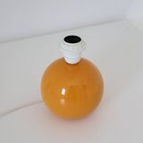 Lampe à poser, pied en céramique émaillée jaune et abat-jour imprimé