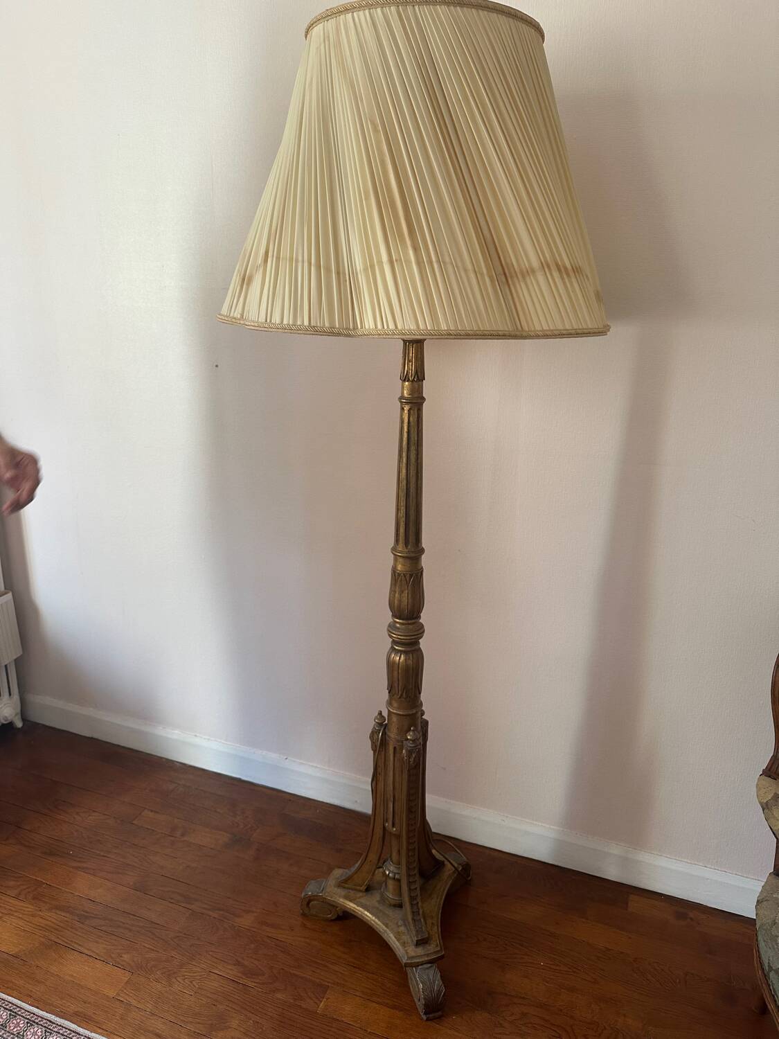 Lampadaire en bois doré Style Louis XVI