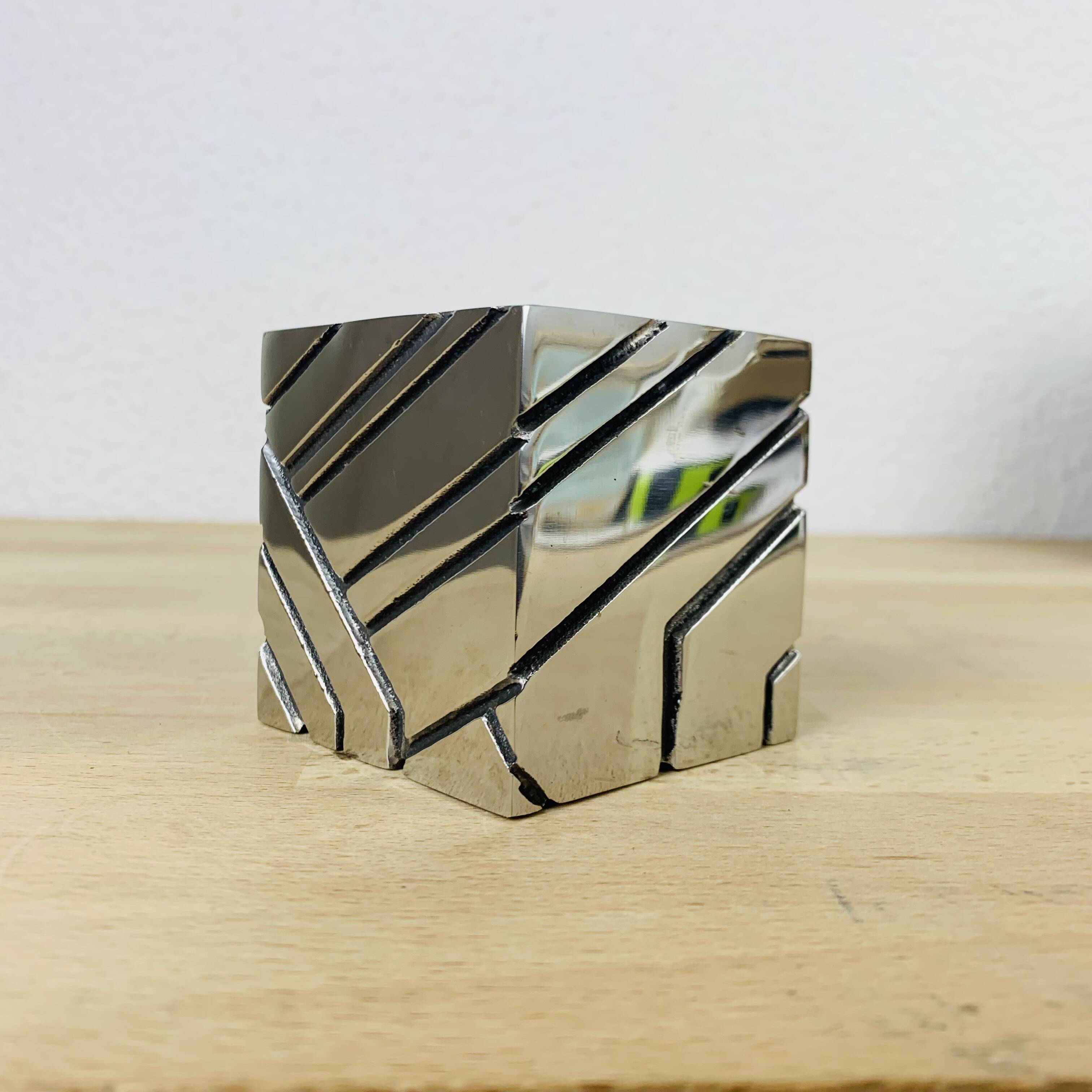 Pot à crayon brutaliste cube métal