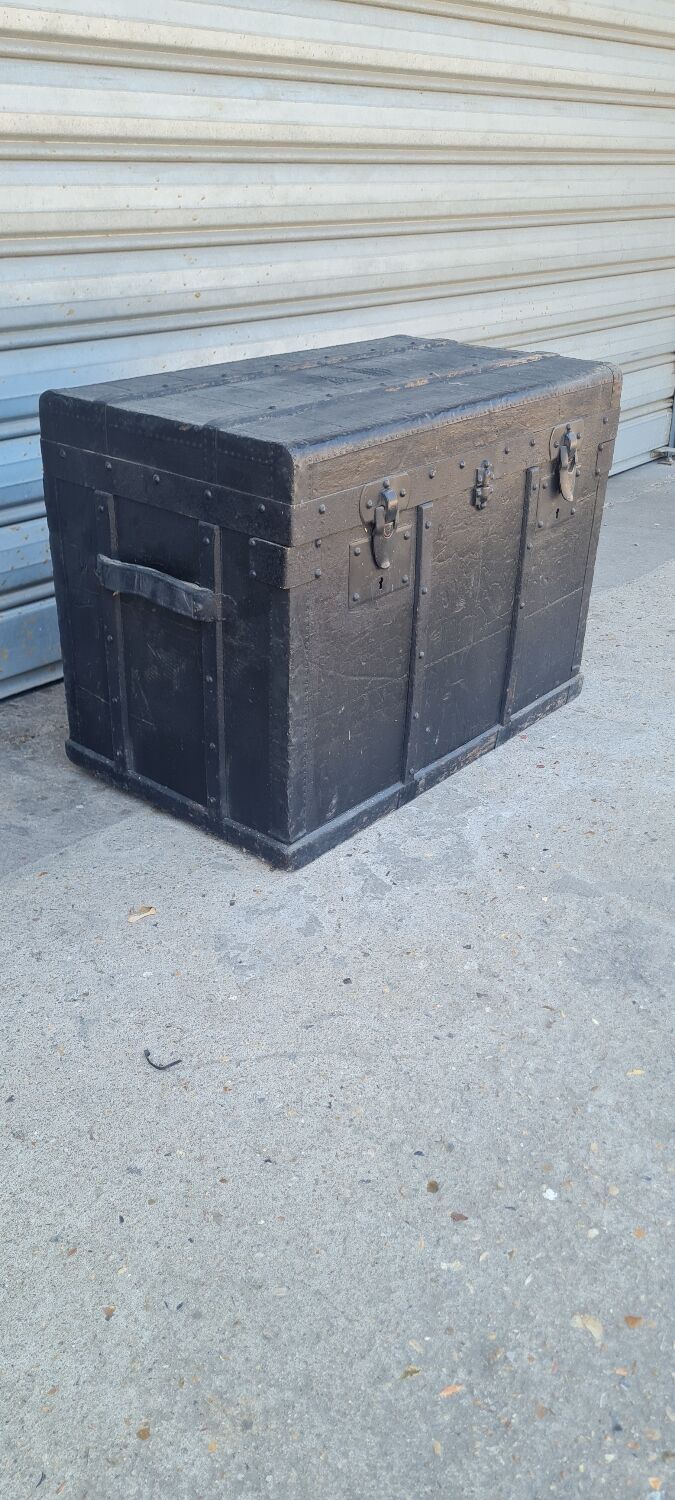 Old trunk lavolaille Paris