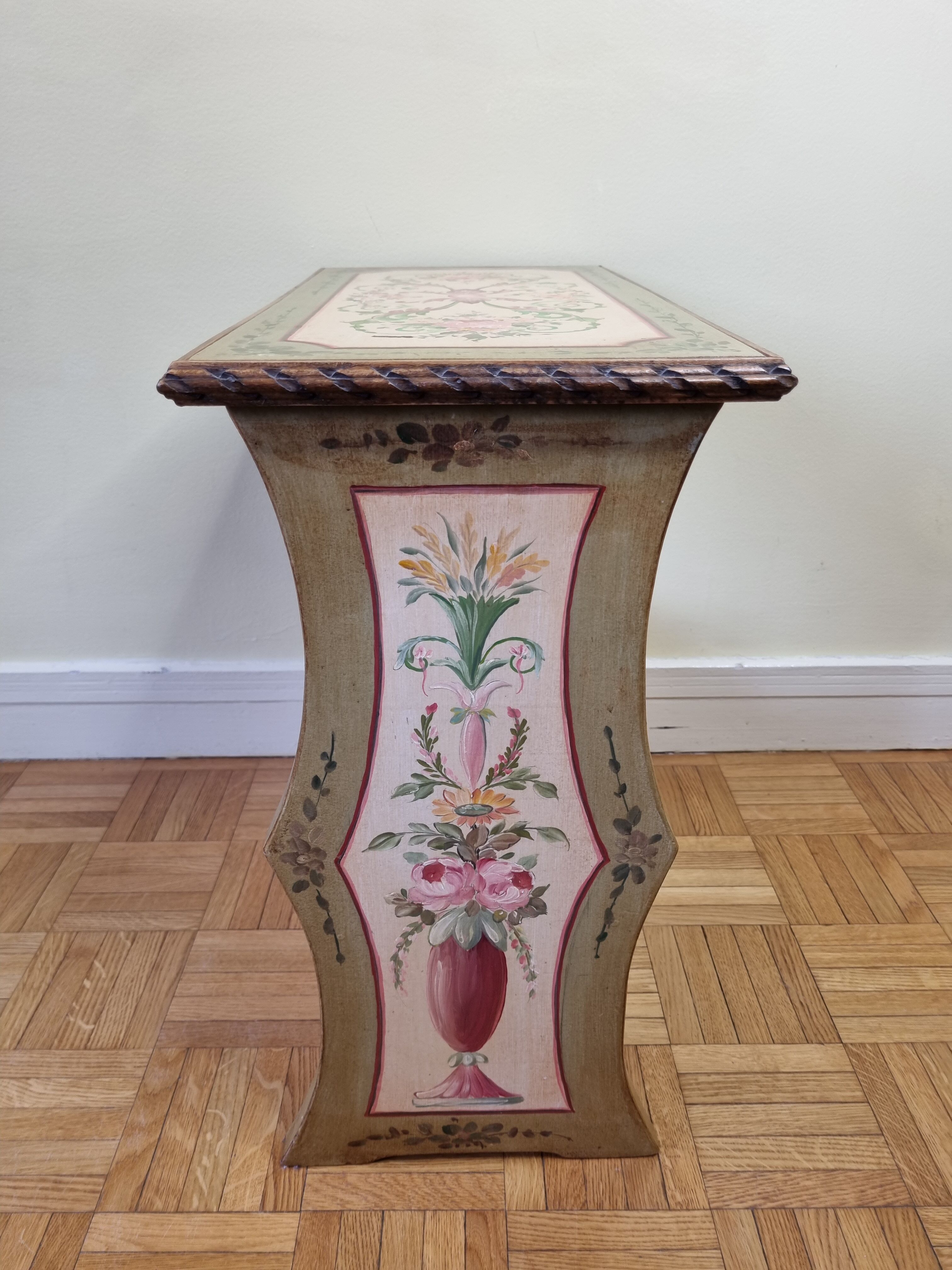 Magazine holders in painted wood, with hand-painted floral decorations