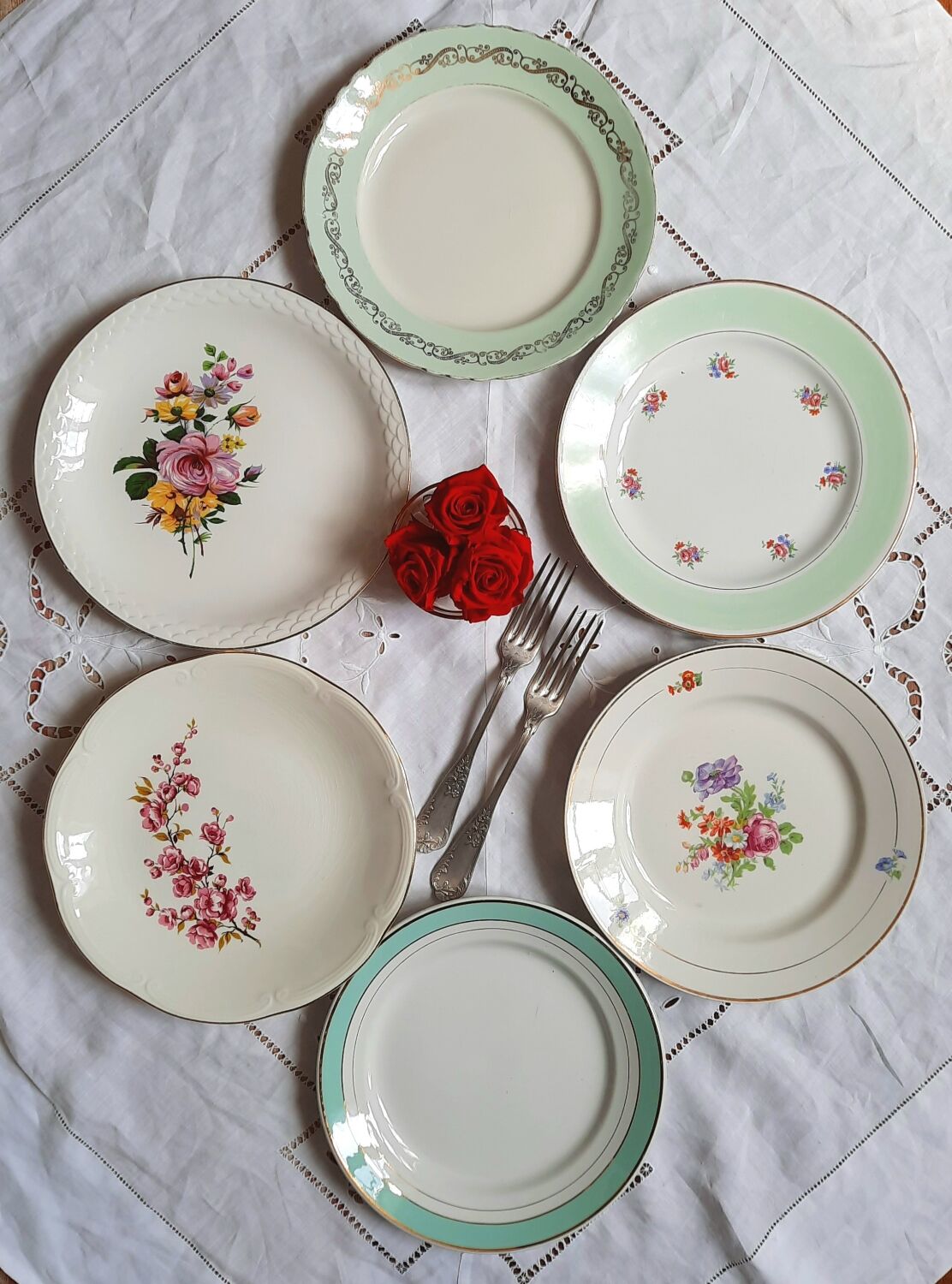 Flat earthenware plates with gilded edges