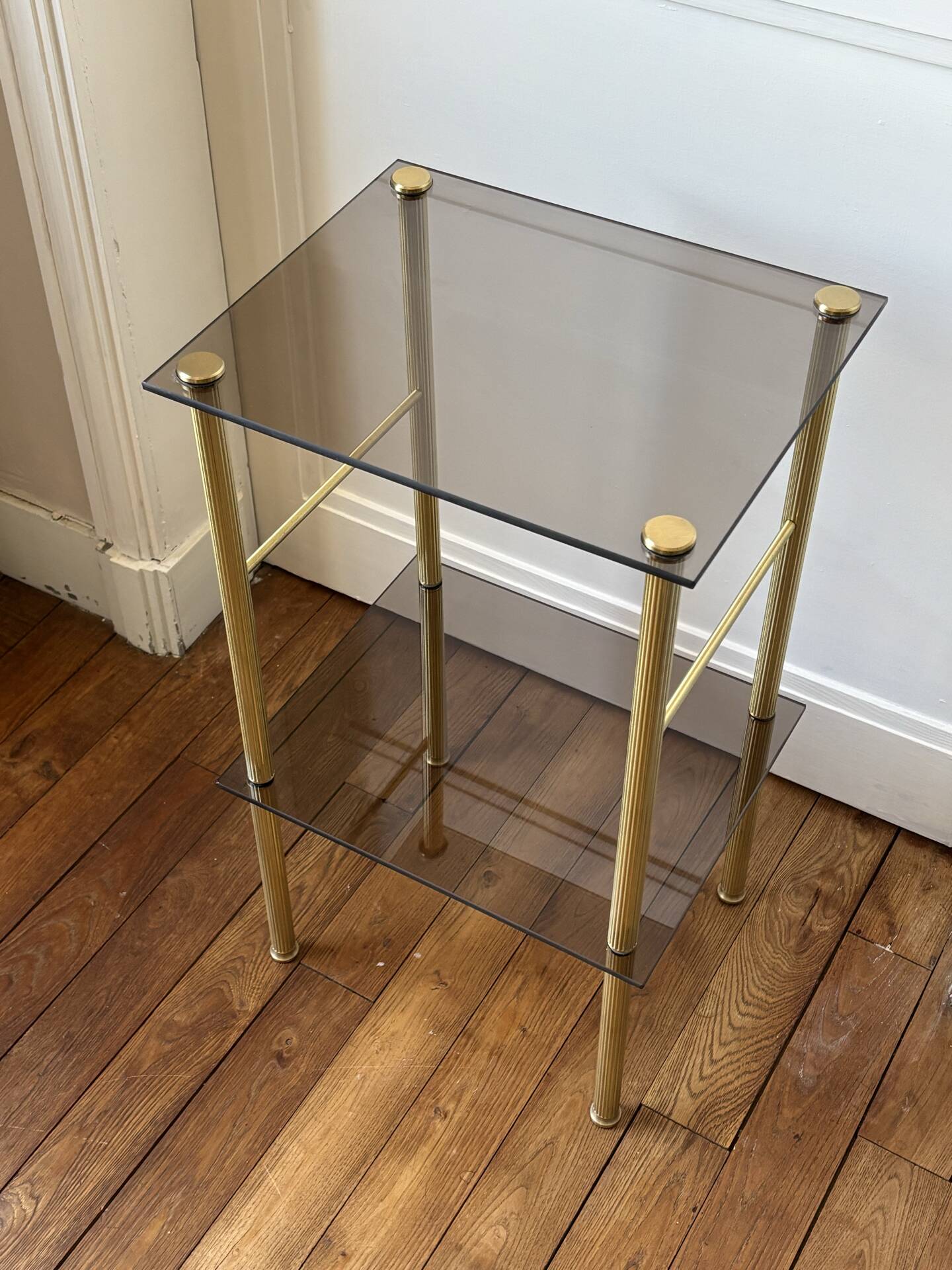 Tables d’appoint en verre et laiton