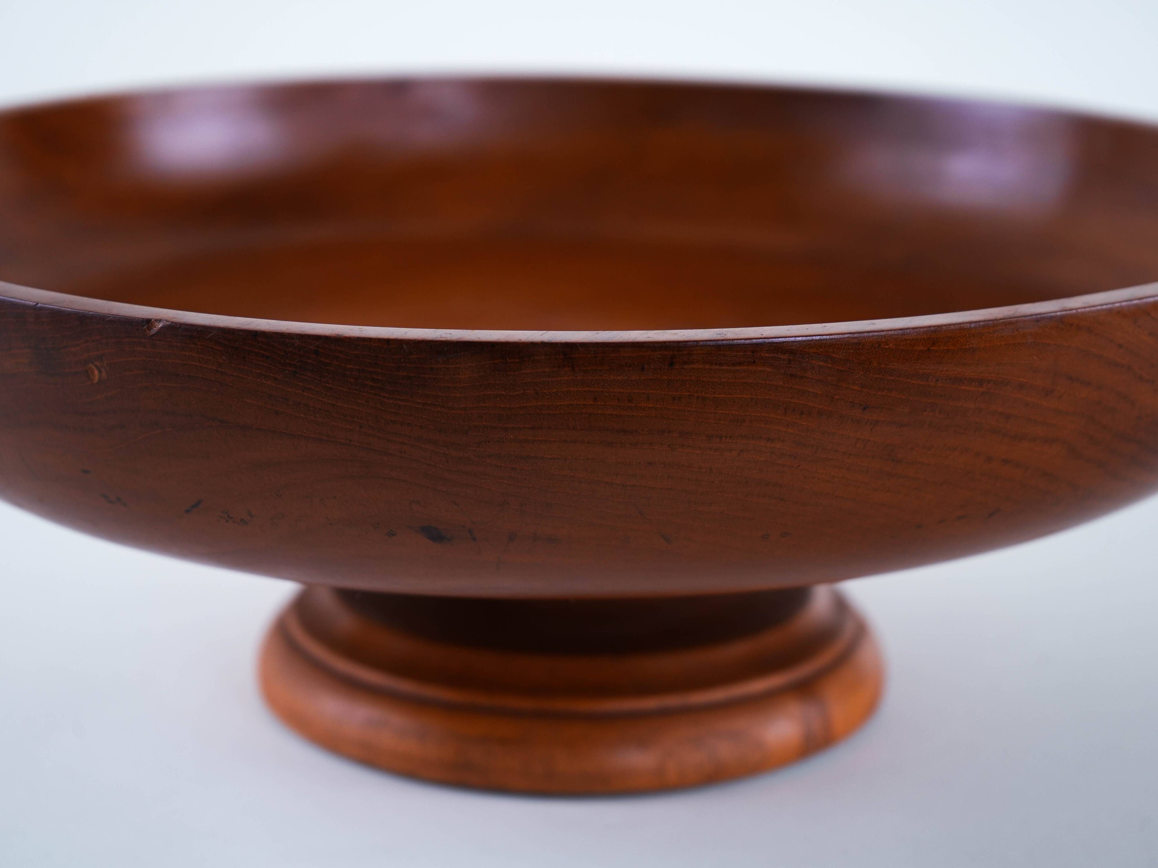 Danish solid teak wood platter on profiled base, 1970s Scandinavian craftsmanship