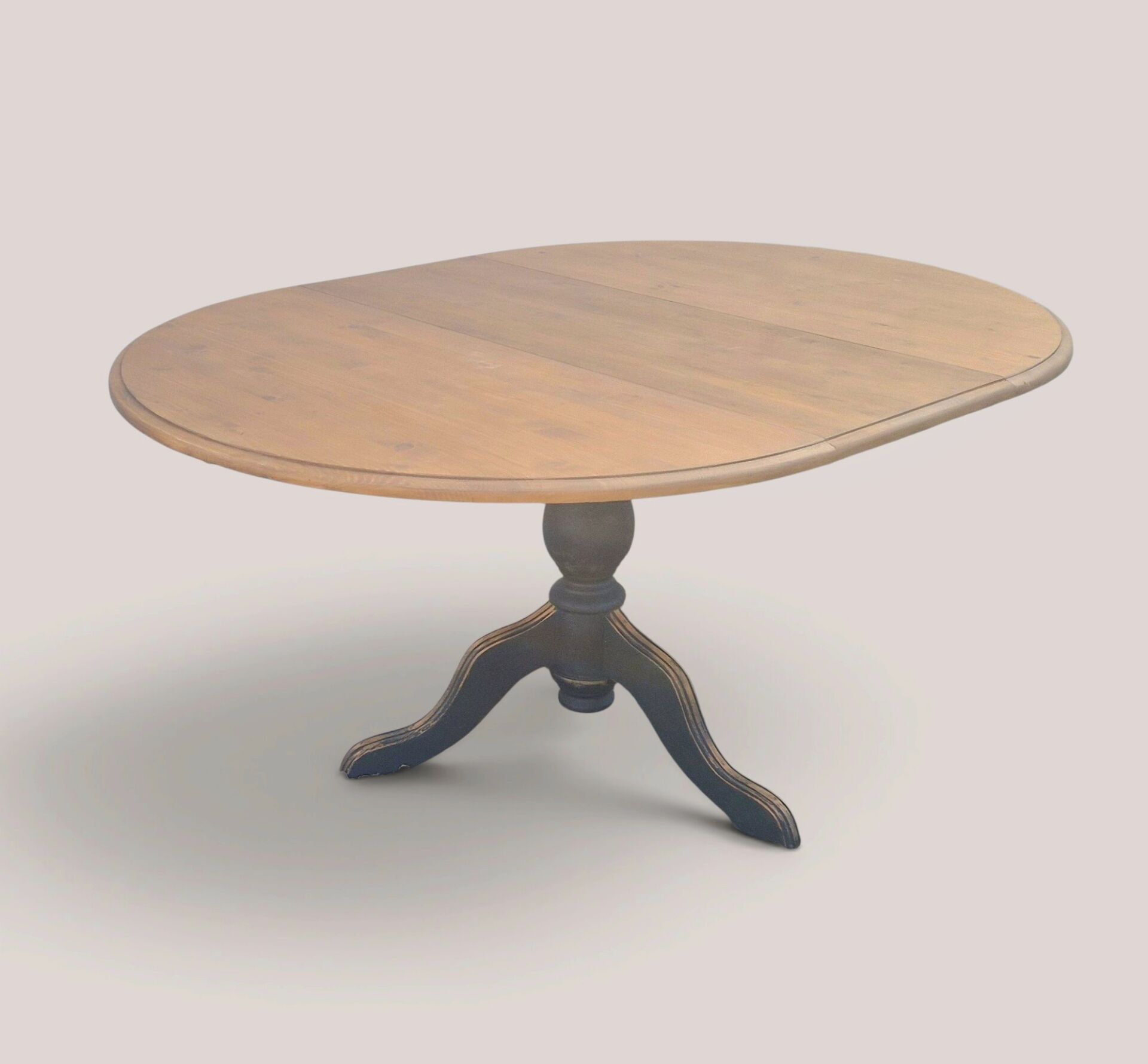 Extendable round table with central leg – Chic country spirit