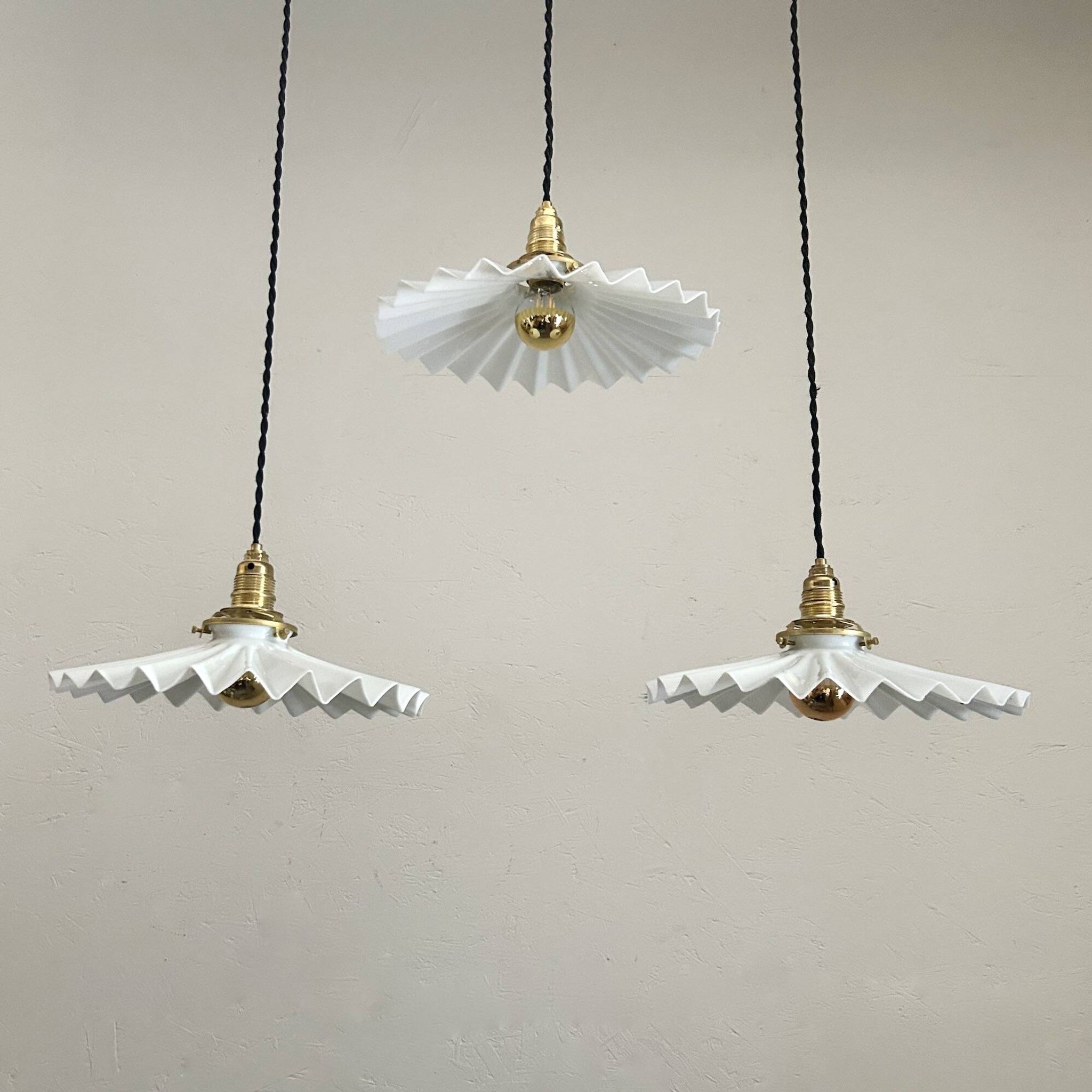 trio de suspensions en opaline crénelée