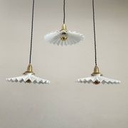 trio de suspensions en opaline crénelée