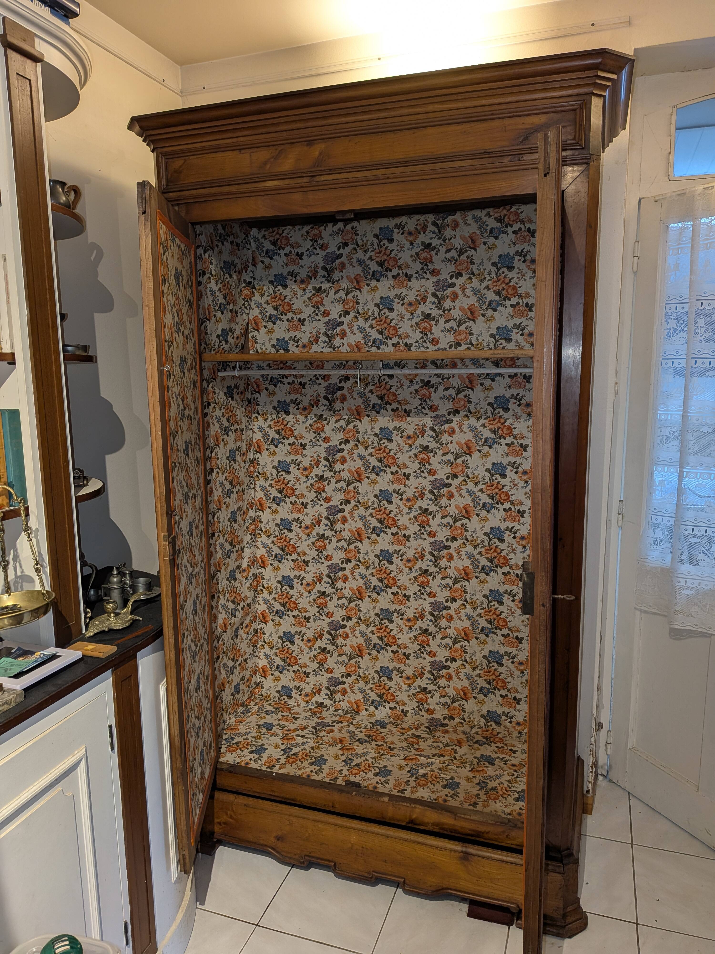 Armoire début XXe en merisier verni