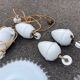 Suspension rises and falls opaline and antique porcelain