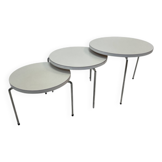 Ensemble vintage de trois tables d'appoint rondes gigognes design des années 70