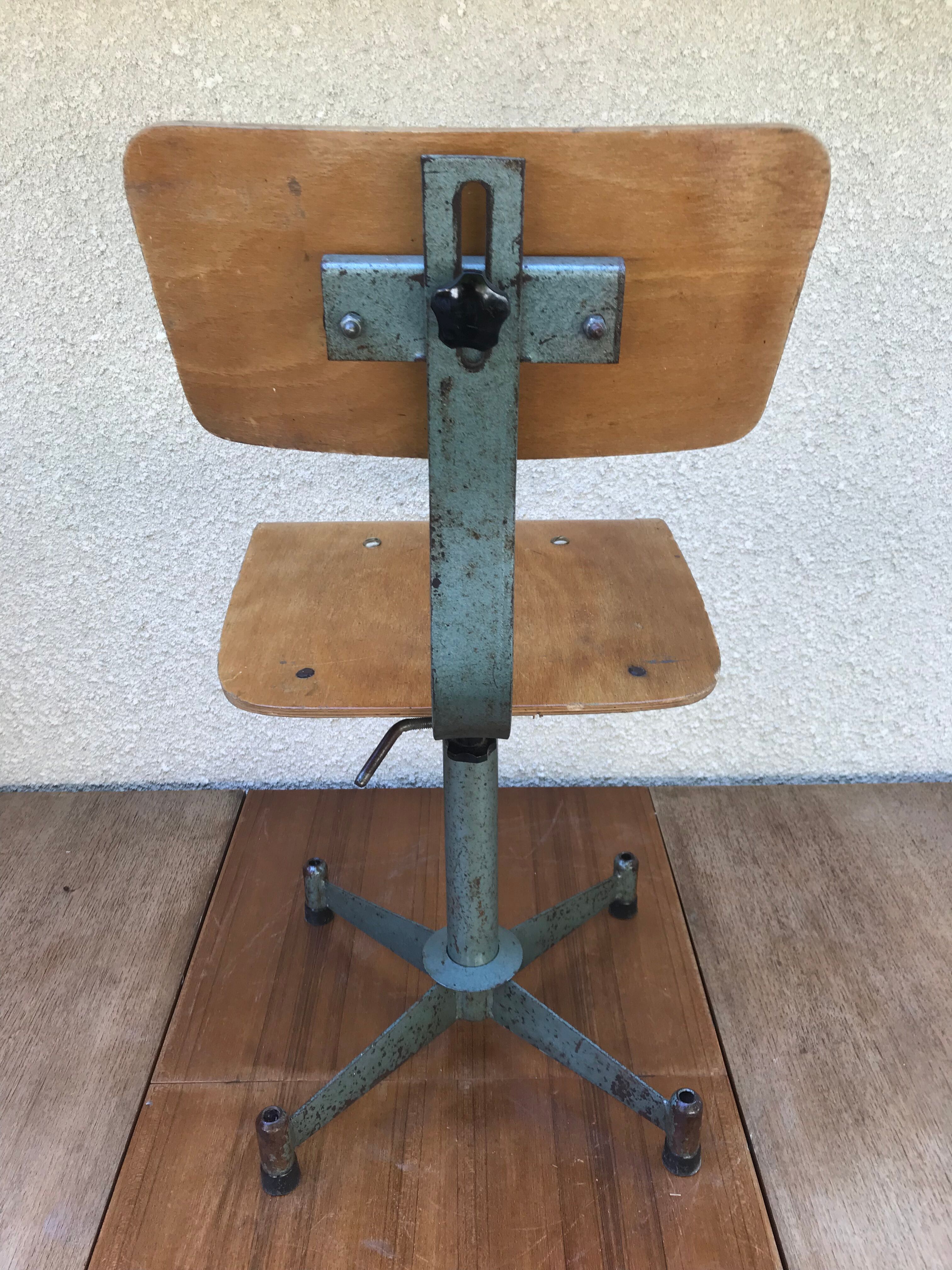 Former metal workshop chair - wood assise adjustable height vintage