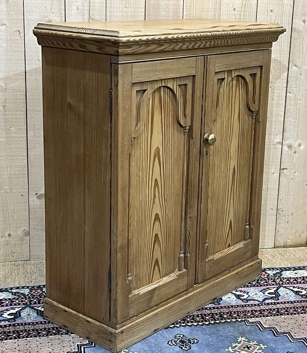 English buffet XIXth in pitch pine