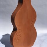 Vase plat en faïence rouge fait main creation artisanale