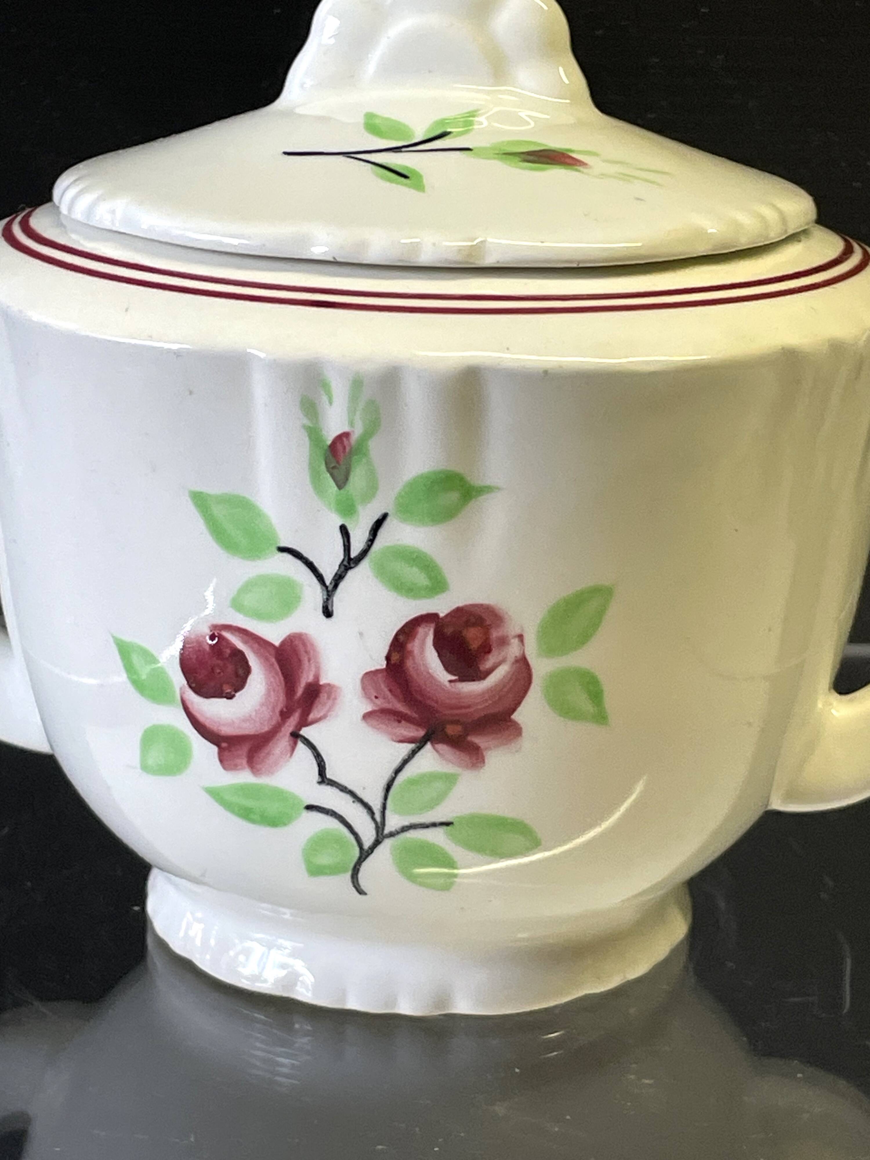 Very nice sugar bowl from Moulin des Loups in very good condition.