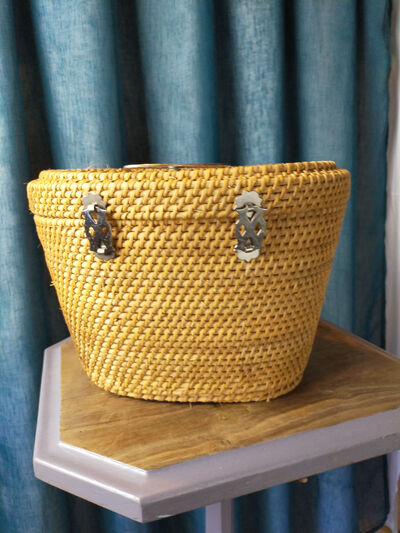 Old Chinese travel tea basket