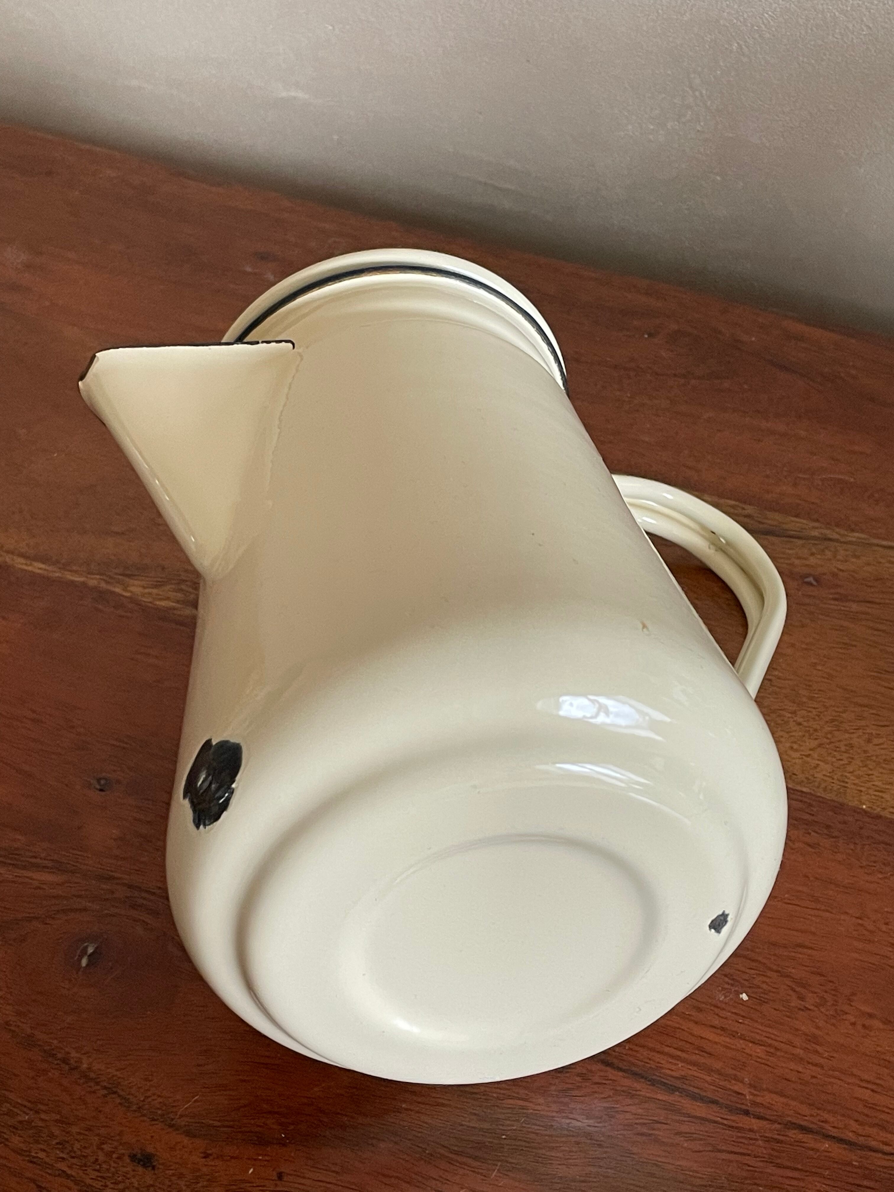 Enamelled sheet metal pourer