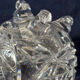 Vase tripodes en cristal en forme d’œuf .