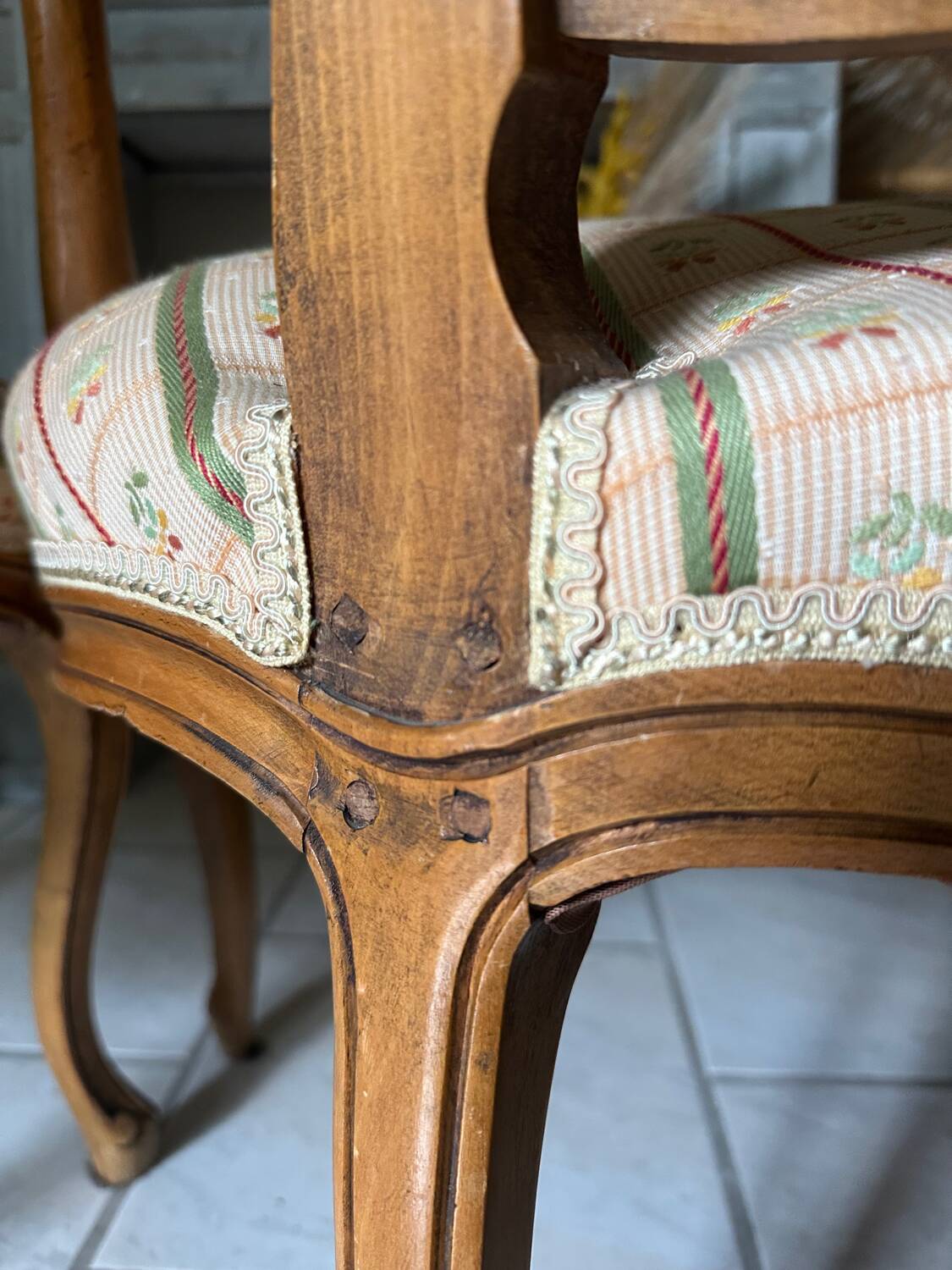 Paire de fauteuils bergères anciens style Louis XV