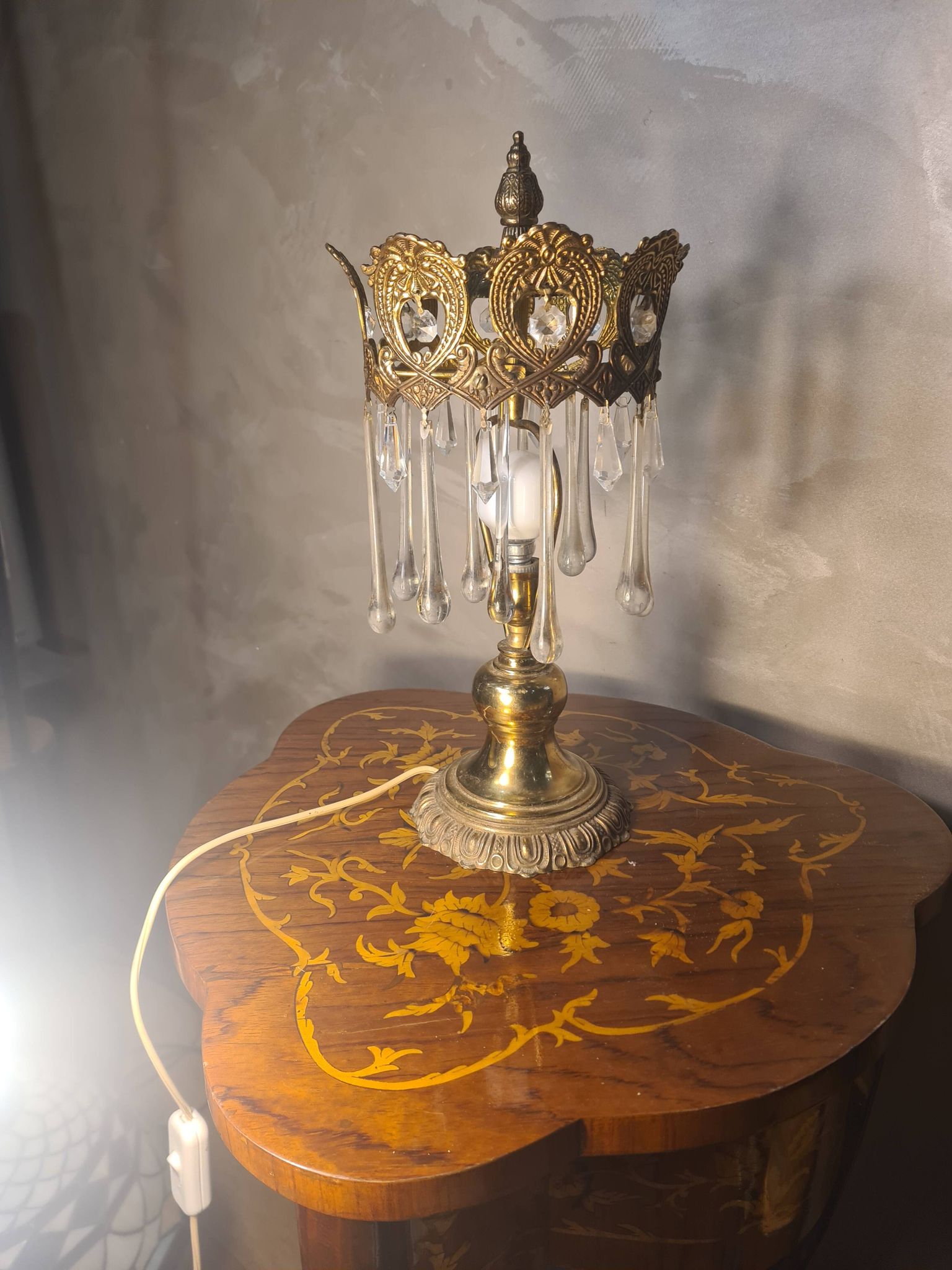 1960s lamp in bronze and brass with glass tear drop pendants, 38x18.