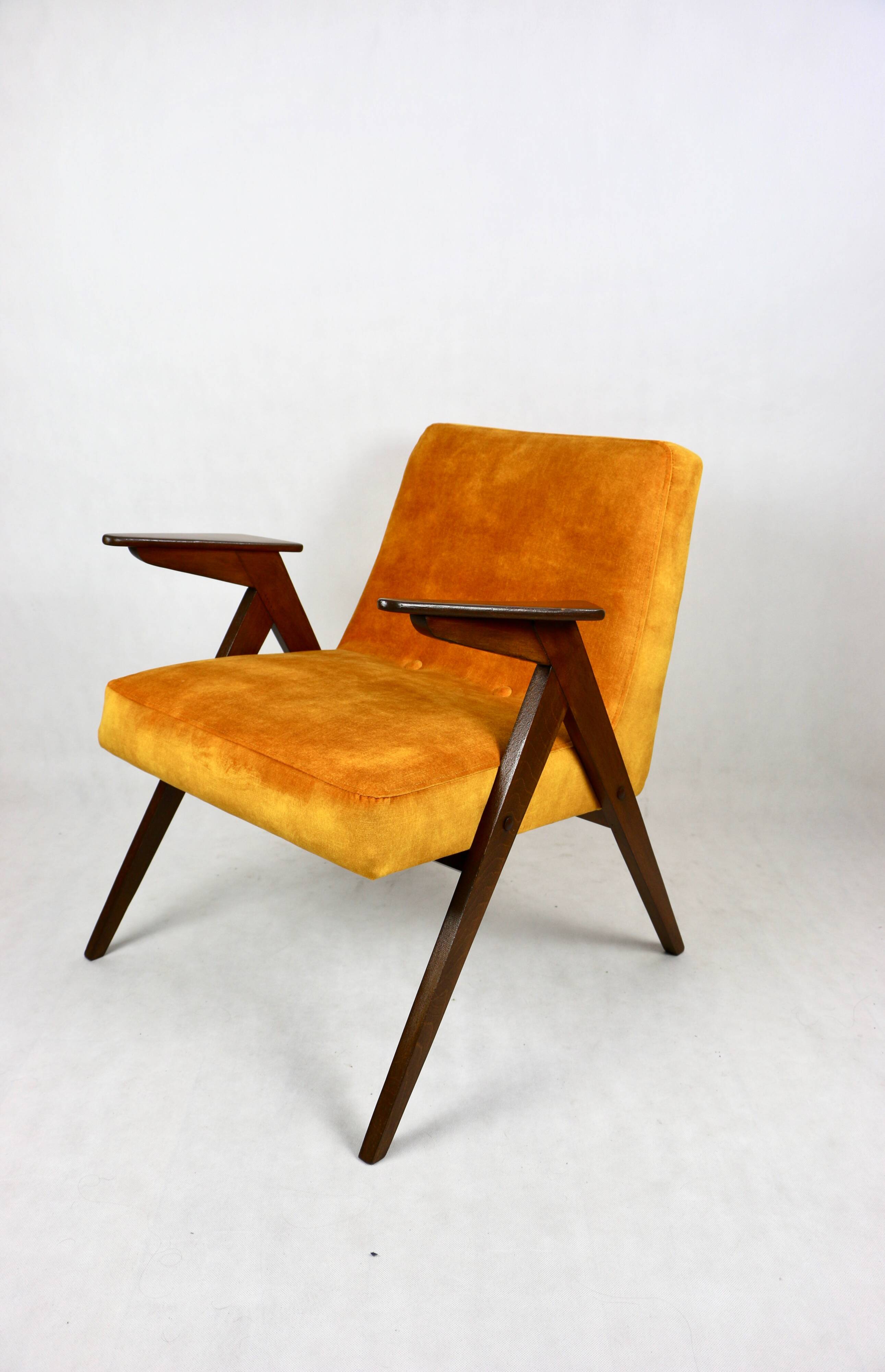 Fauteuil caméléon en or jaune attribué à jozef chierowski, 1970