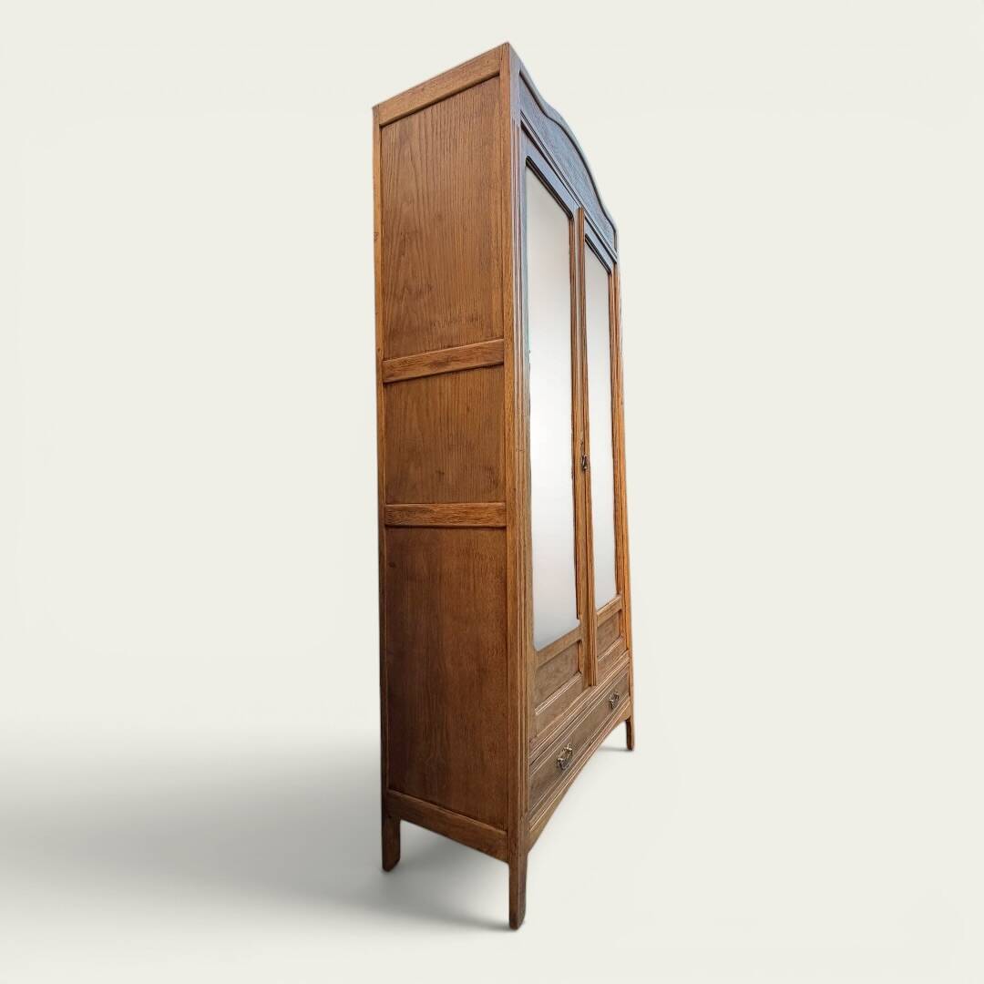 Armoire parisienne d’hôtel miroirs biseauté chêne brut 1920