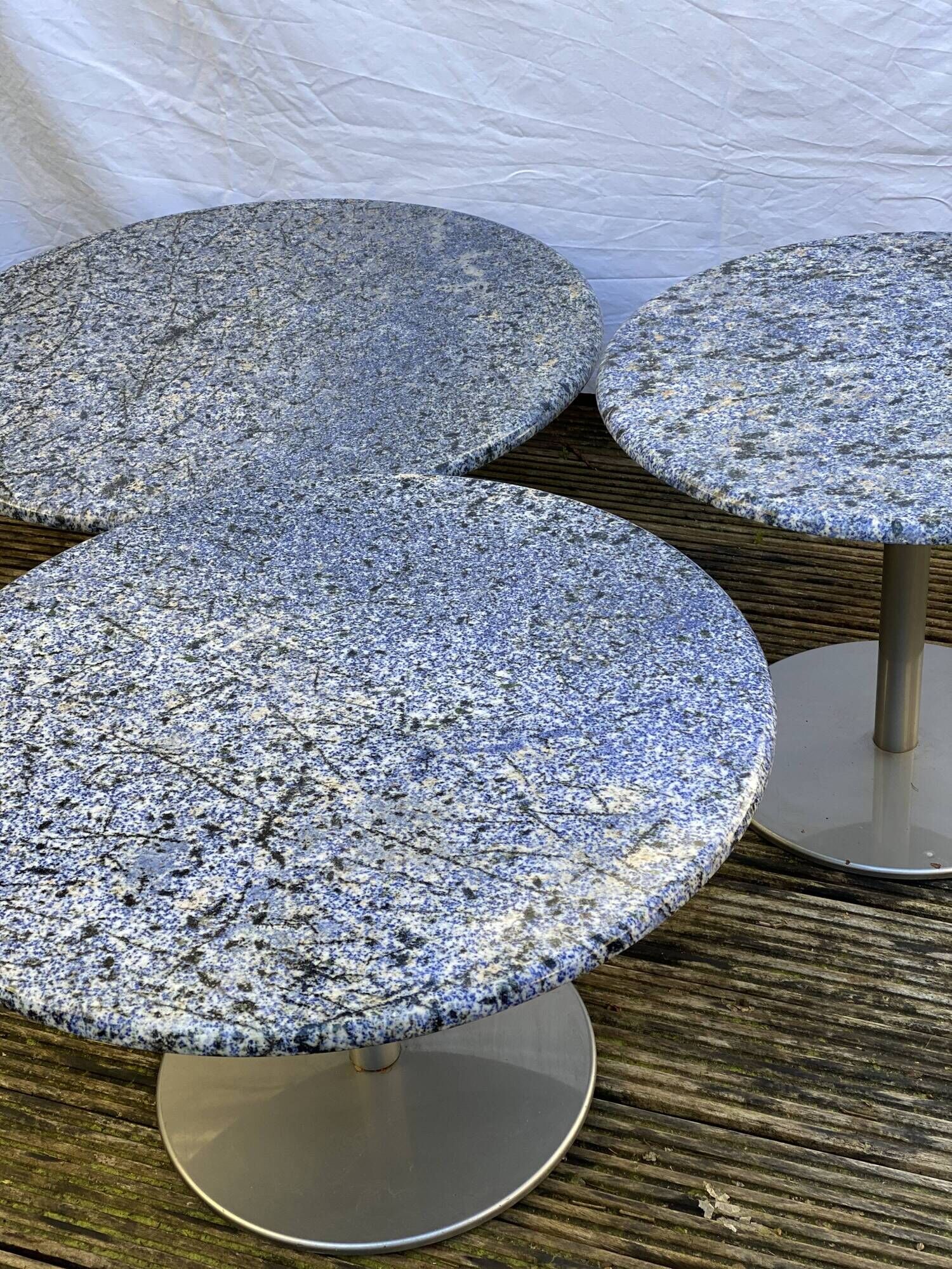 Trio de tables basses en granit et acier inoxydable