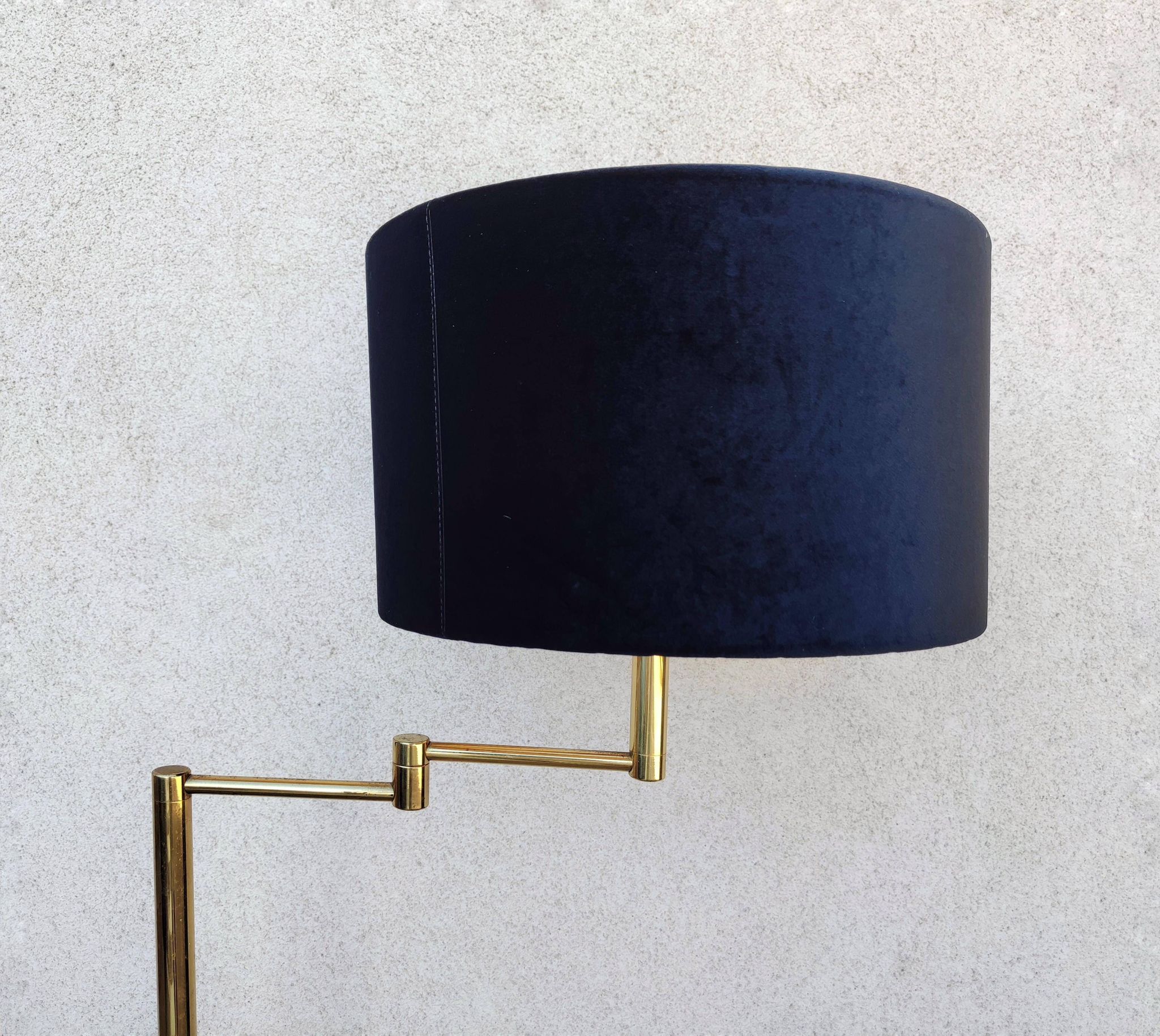 Articulated floor lamp in brass with a velvet shade, 1970.