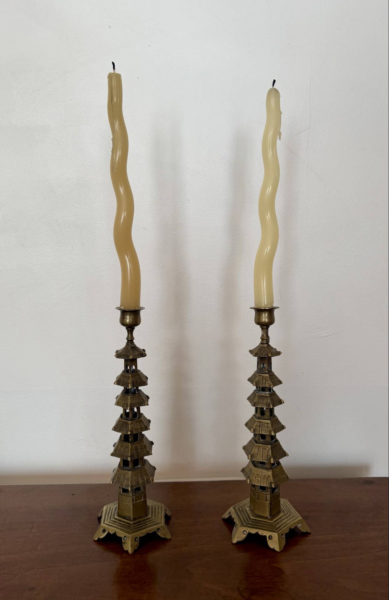 Pair of pagoda candlesticks in brass – Chinoiserie – 1960s-1970s