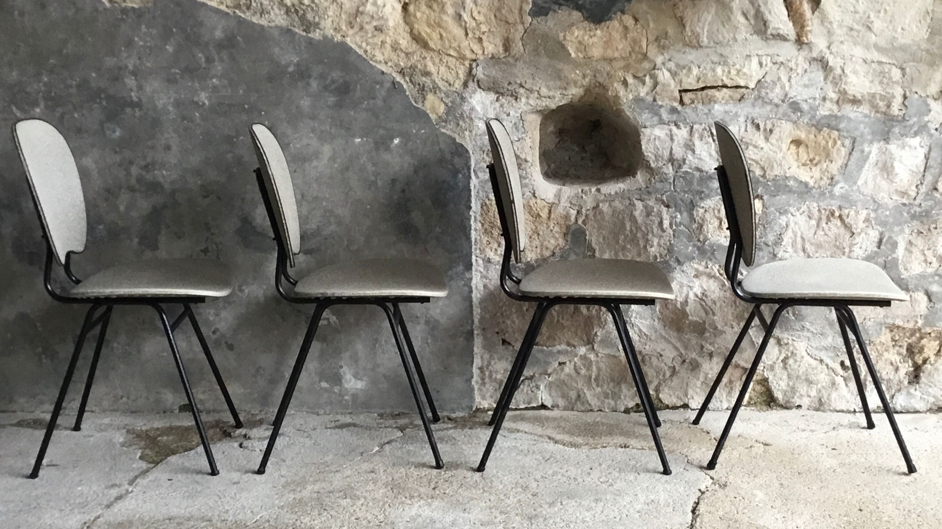 Set of 4 vintage chairs black tubular base 1950