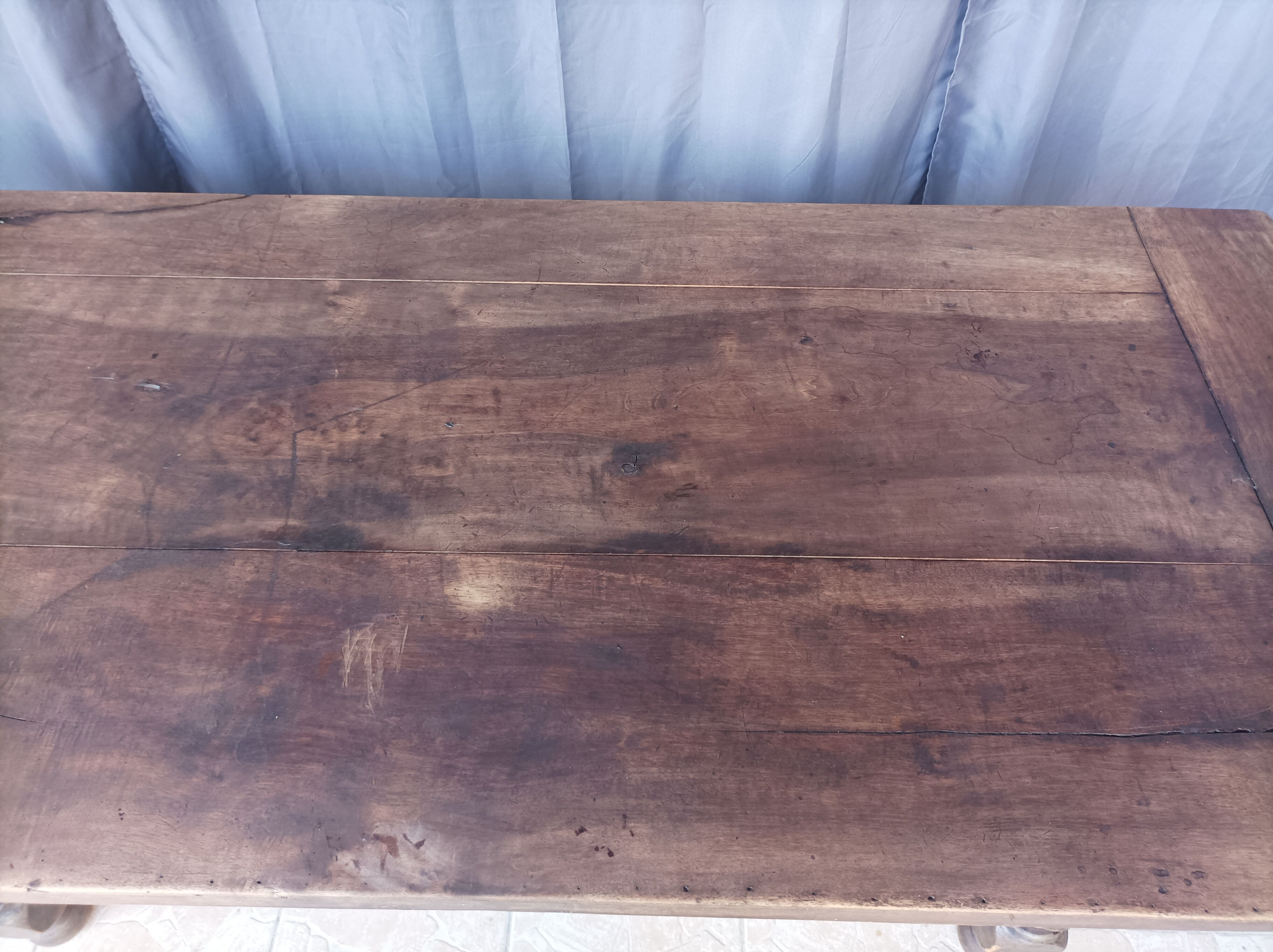 Table de ferme Louis XIII en noyer 19ème