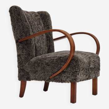 Années 1950, design danois, fauteuil retapissé, véritable peau de mouton "Wellington".