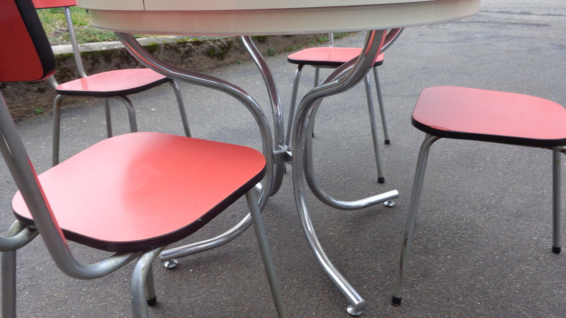 Kitchen table & its 4 chairs