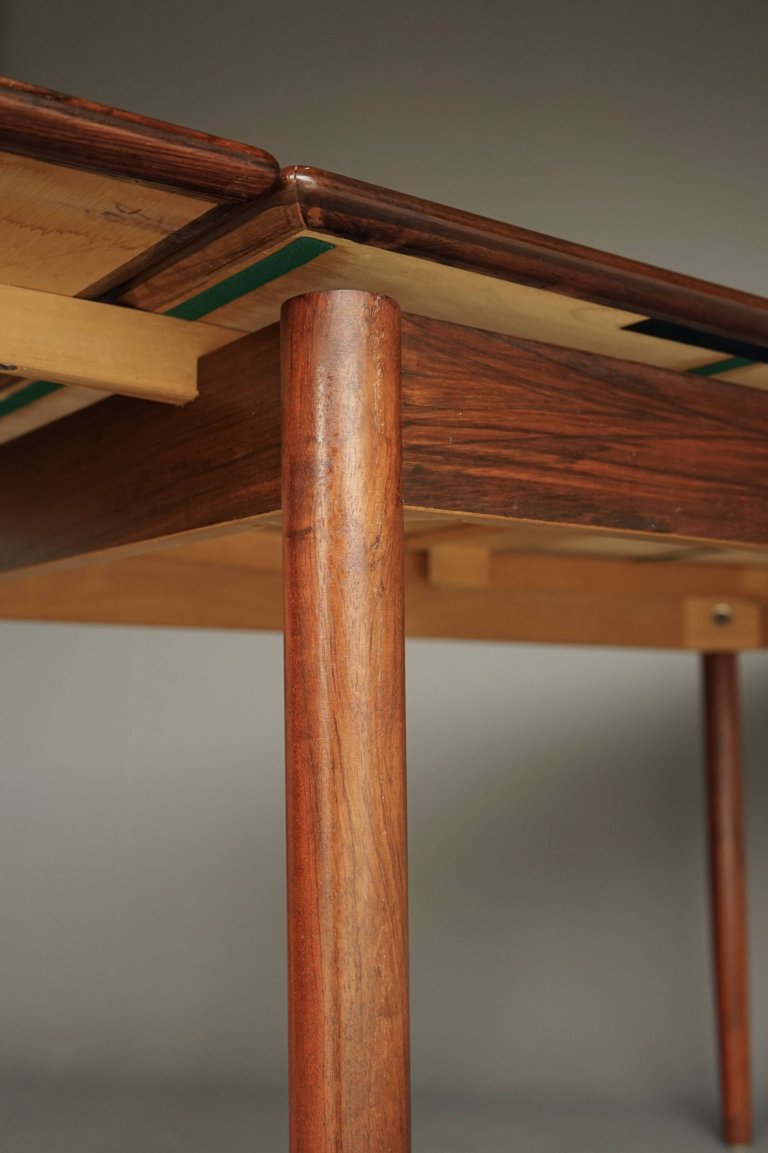Scandinavian Rosewood extendable Dining Table. 1960s