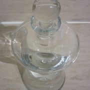 Carafe à vin avec bouchon sur socle en cristal