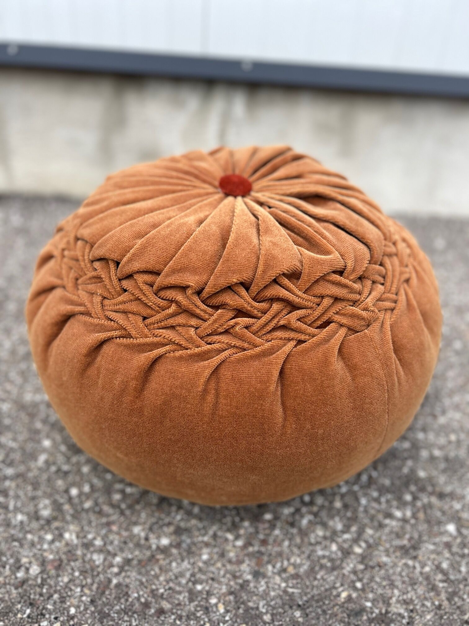 Coussin pouf en velours 1960