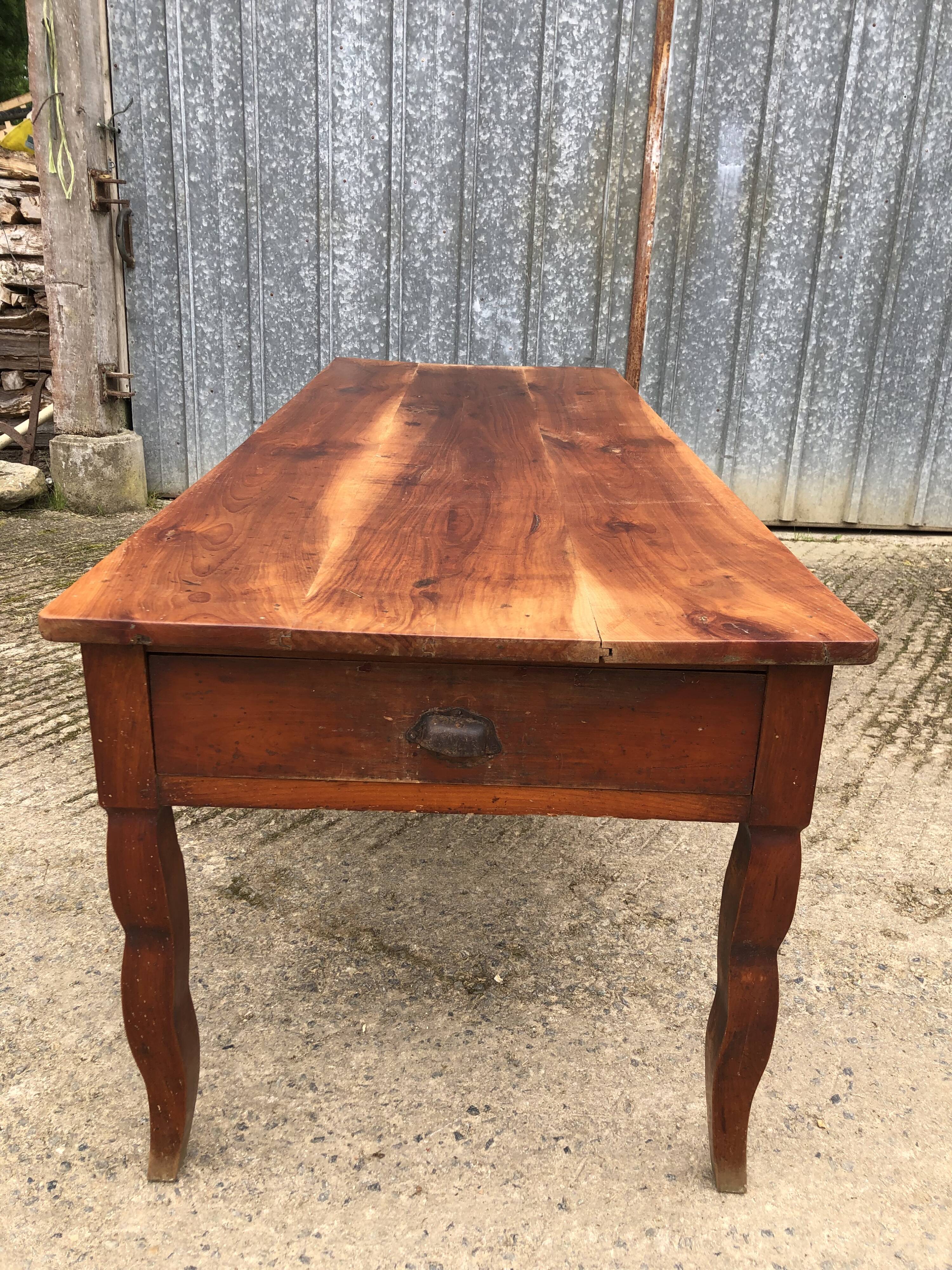 Table de ferme ancienne en cerisier massif avec 2 tiroirs et une tirette