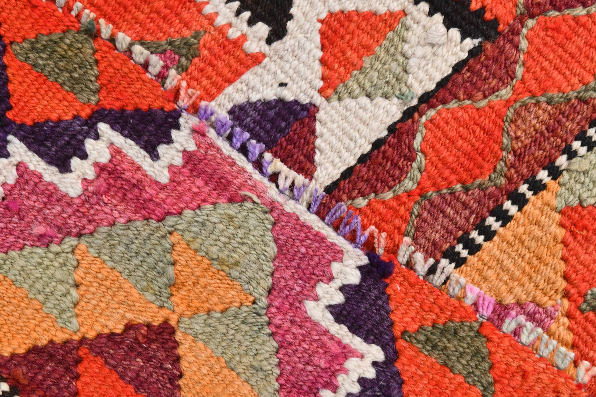 Tapis de couloir tribal kilim géométrique orange et rose